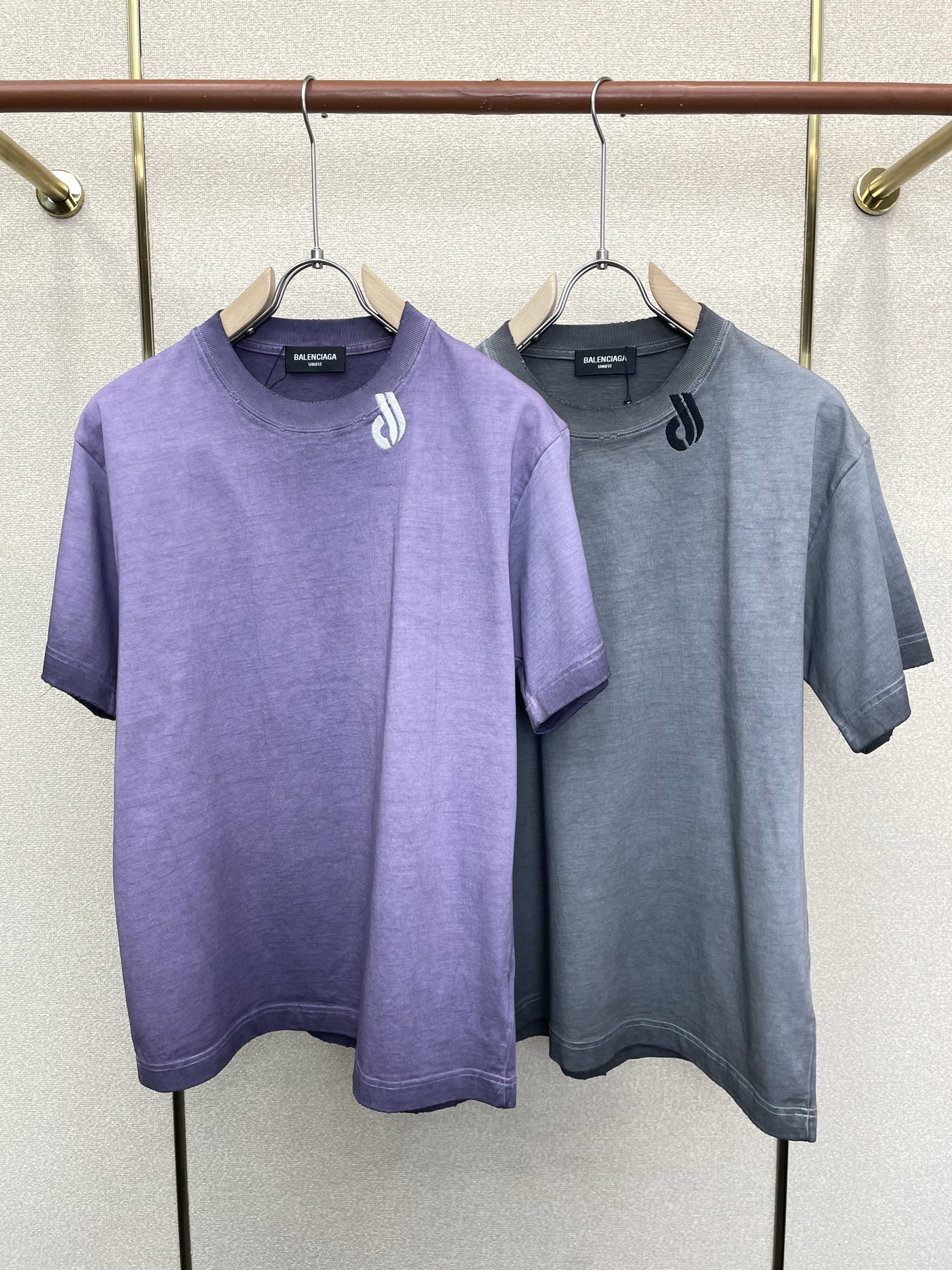 NO:928340,.Balenciaga's new and original men's casual short-sleeves are sold all over the world. High-end customization. High-end version. Fashionable and versatile imported fabrics. Super soft and delicate feel. Skin-friendly and comfortable to wear. High-end boutique. The upper body is finely made by the factory. It is a must-have item for men. Three standards are complete. Size S-2XL,,balenciaga,balenciaga,T-shirt,19860909.Balenciaga巴黎世家砸锅卖铁都要上的新款新款原单男士休闲短袖 高端定制 高端版本 时尚百搭爆款进口面料 手感超柔软细腻 穿着亲肤舒适 高端精品 代工厂精细做上身非常赞 男士必备单品 三标齐全 码数S-2XL,,balenciaga,balenciaga,T-shirt,,Men's clothing
