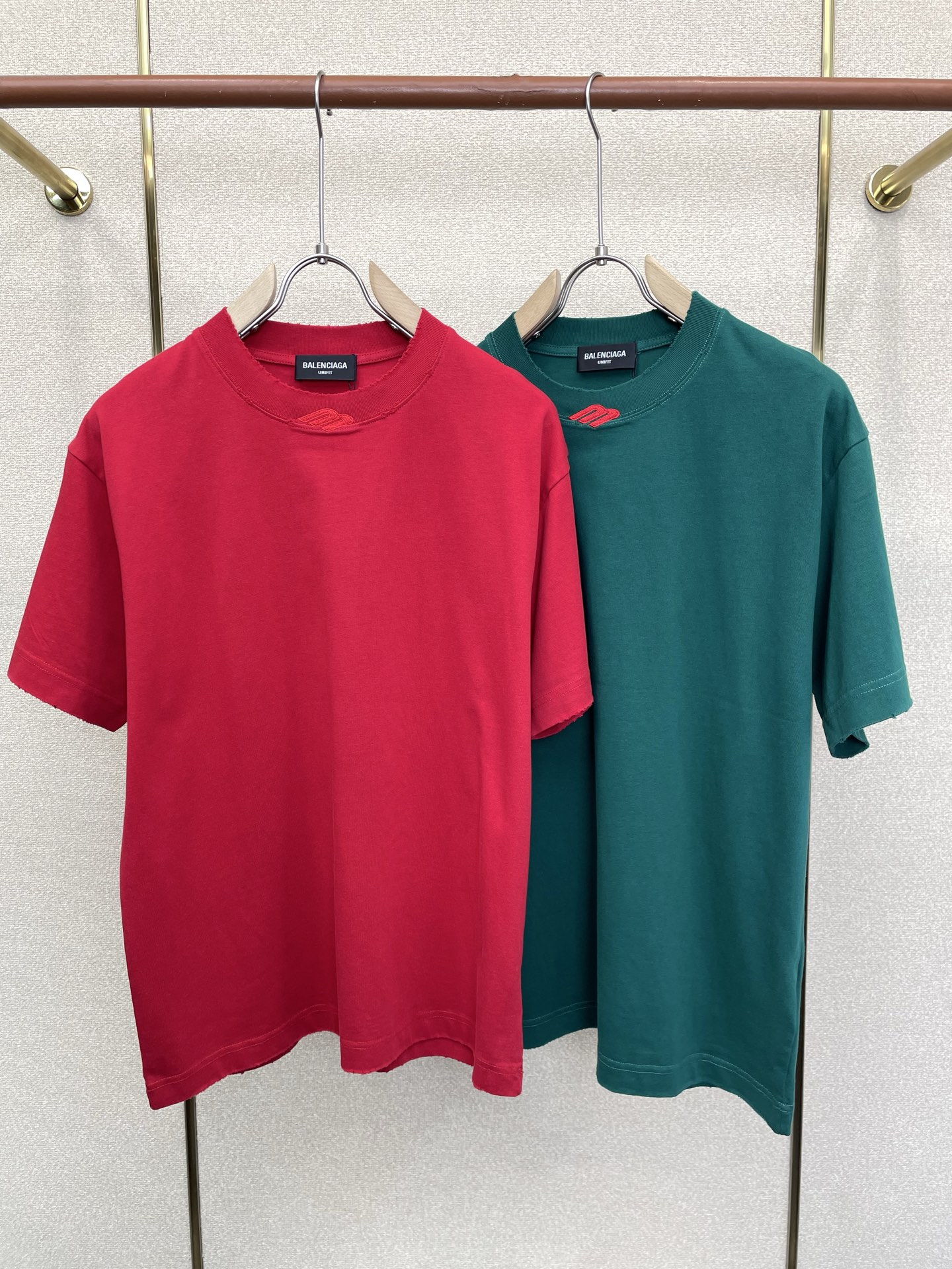 NO:915958,.Balenciaga exclusively supplies new original men's casual short sleeves. High-end customization. High-end version. Fashionable and versatile imported fabrics. Super soft and delicate feel. Skin-friendly and comfortable to wear. High-end boutique. The upper body is exquisitely made by the factory. A must-have item for men. Three standards are complete. Size S-2XL,,balenciaga,balenciaga,T-shirt,19860909.Balenciaga巴黎世家独家专供新款原单男士休闲短袖 高端定制 高端版本 时尚百搭爆款进口面料 手感超柔软细腻 穿着亲肤舒适 高端精品 代工厂精细做上身非常赞 男士必备单品 三标齐全 码数S-2XL,,balenciaga,balenciaga,T-shirt,,Men's clothing