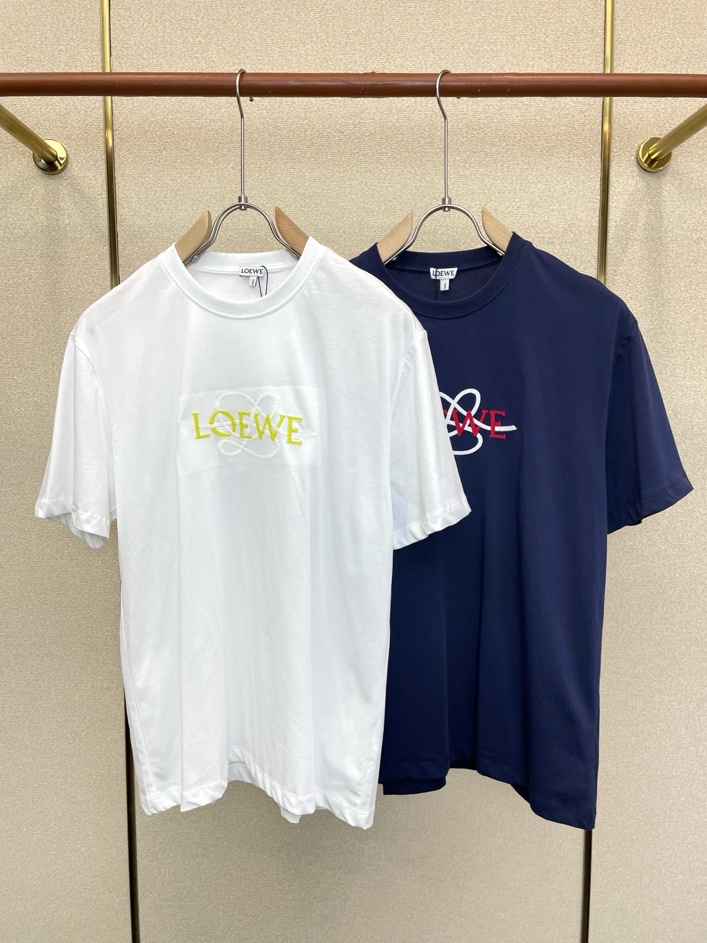 NO:917042,.LOEWE exclusively provides the latest fashionable short-sleeved shirts with classic design and stunning looks. The quality is impeccable and quality control allows you to buy it directly. It is a high-end product that cannot be faulted! You can feel its powerful aura through the detailed pictures. It has a remarkable effect of gathering heat and keeping warm, so you don’t have to worry about getting a little chilly! Both fashionable and functional, the whole style looks more luxurious! Size S-XL,,loewe,loewe,T-shirt,19860909.LOEWE罗意威独家专供最新时尚短袖 经典设计感与颜值爆棚 品质更是无法挑剔品控可以直接入手,不容过错的高端臻品！通过细节图片便可感受到它强悍的气场,聚温保暖效果显著,完全不用担心会有一点寒意！时尚与功能性兼备,整款显得更加的奢华大气！ 尺码S-XL,,loewe,loewe,T-shirt,,Men's clothing
