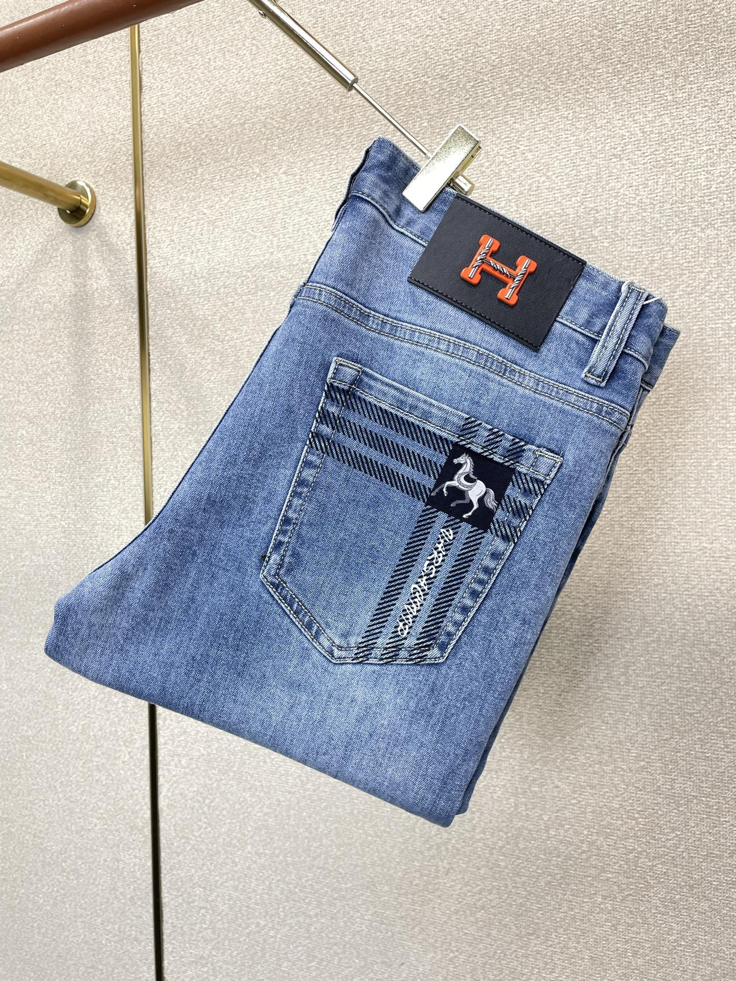NO:938367,.Hermès' new high-end version of casual jeans that everyone buys. Custom-made fabrics at the counter. Highly breathable and comfortable, with impeccable details. The brand element design concept embodies high quality. It feels delicate and soft!  It presents a casual cut and the upper body shape is awesome!  Code number 29-38,,hermes,hermes,jeans,19860909.Hermès爱马仕砸锅卖铁都要上的新款新款休闲牛仔裤高端版本 专柜定制面料 透气舒适度高,细节无可挑剔,品牌元素设计理念,体现高品质.手感细腻柔软！呈现休闲裁剪,上身版型超赞！码数29-38,,hermes,hermes,jeans,,Men's clothing