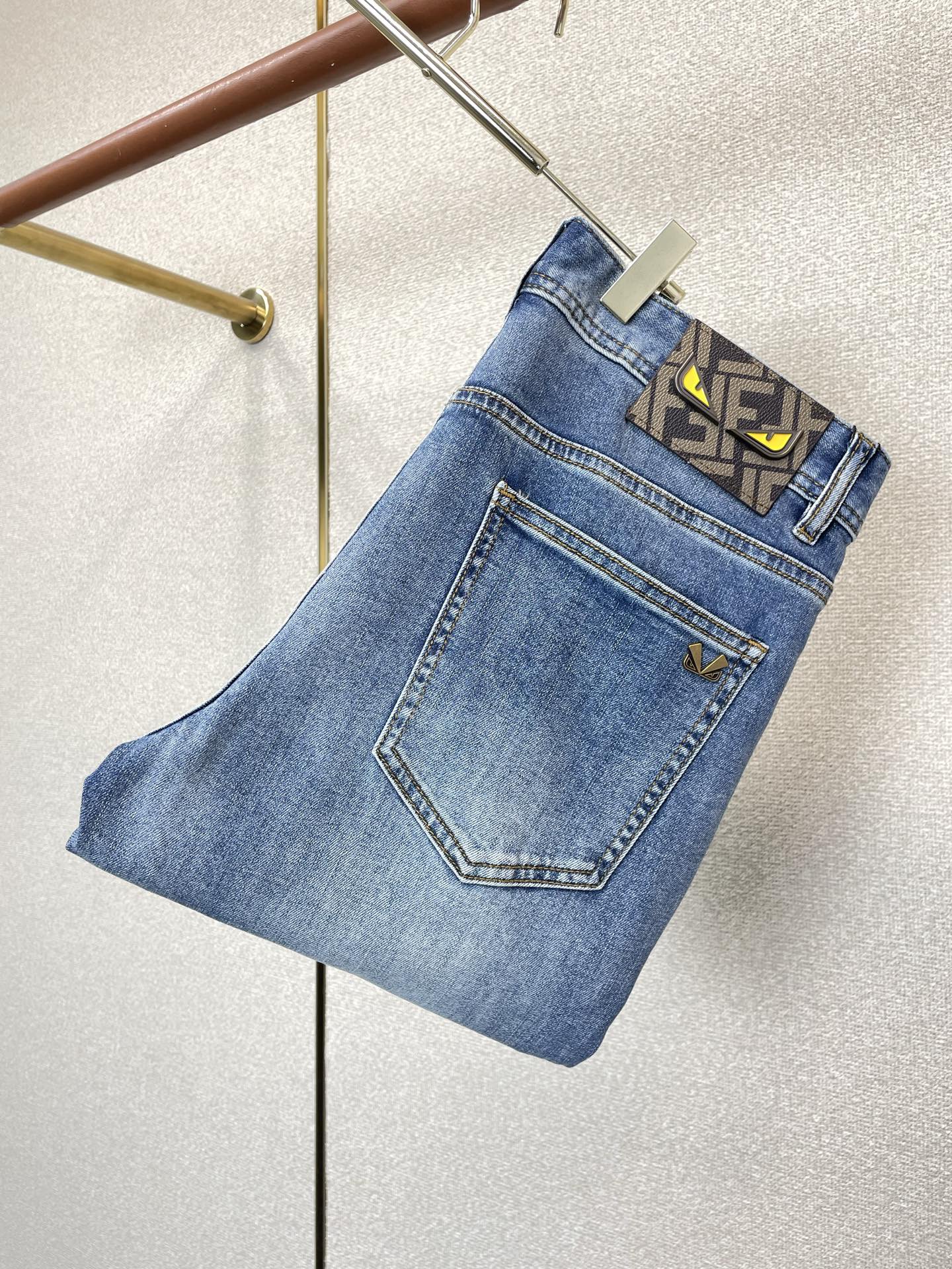 NO:917984,.FENDI Fendi exclusively provides high-end versions of new casual jeans. Custom-made fabrics at the counter. Highly breathable and comfortable, with impeccable details. The brand element design concept reflects high quality. It feels delicate and soft!  It presents a casual cut and the upper body shape is awesome!  Code number 29-38,,fendi,fendi,jeans,19860909.FENDI芬迪独家专供新款休闲牛仔裤高端版本 专柜定制面料 透气舒适度高,细节无可挑剔,品牌元素设计理念,体现高品质.手感细腻柔软！呈现休闲裁剪,上身版型超赞！码数29-38,,fendi,fendi,jeans,,Men's clothing