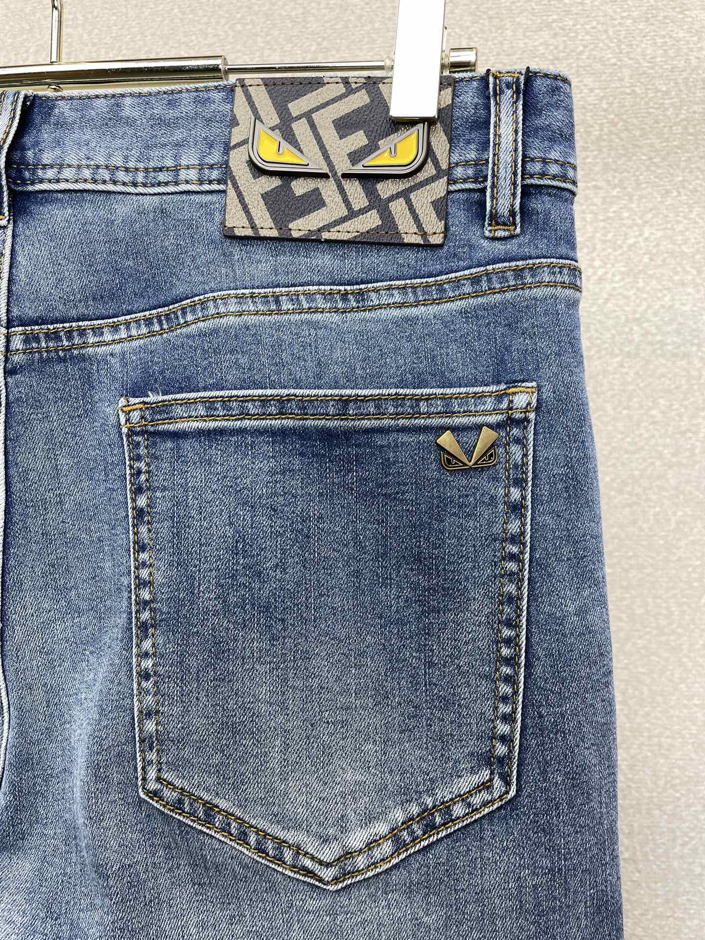 FENDI芬迪💥砸锅卖铁都要上的新款新款休闲牛仔裤👖高端版本 专柜定制面料 透气舒适度高，细节无可挑剔，品牌元素设计理念
