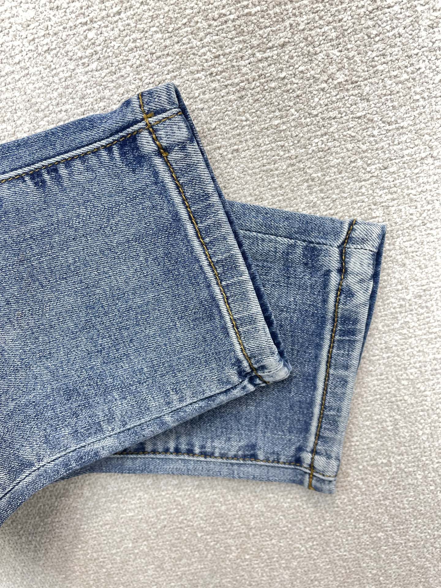 FENDI芬迪💥砸锅卖铁都要上的新款新款休闲牛仔裤👖高端版本 专柜定制面料 透气舒适度高，细节无可挑剔，品牌元素设计理念
