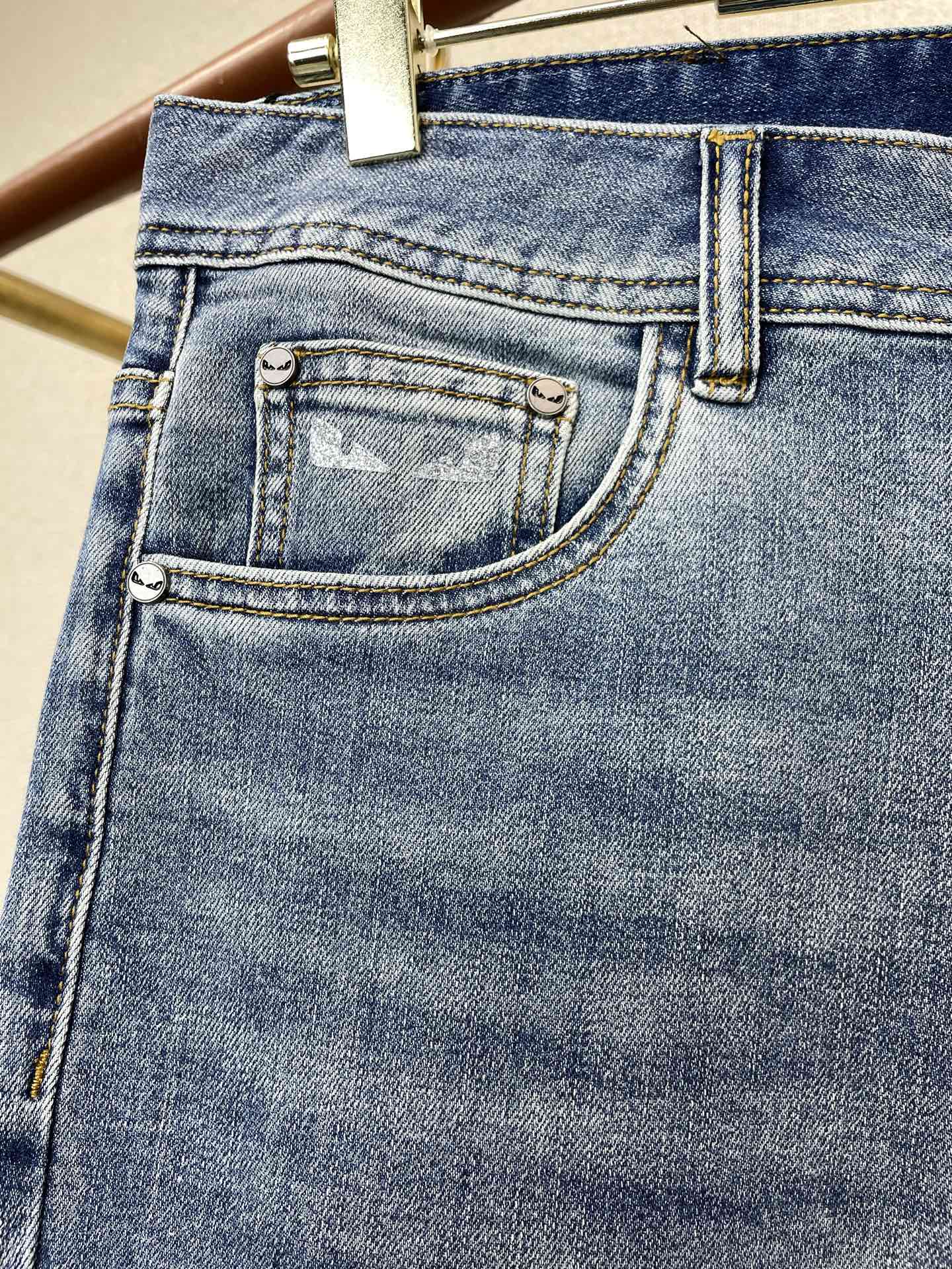FENDI芬迪💥砸锅卖铁都要上的新款新款休闲牛仔裤👖高端版本 专柜定制面料 透气舒适度高，细节无可挑剔，品牌元素设计理念