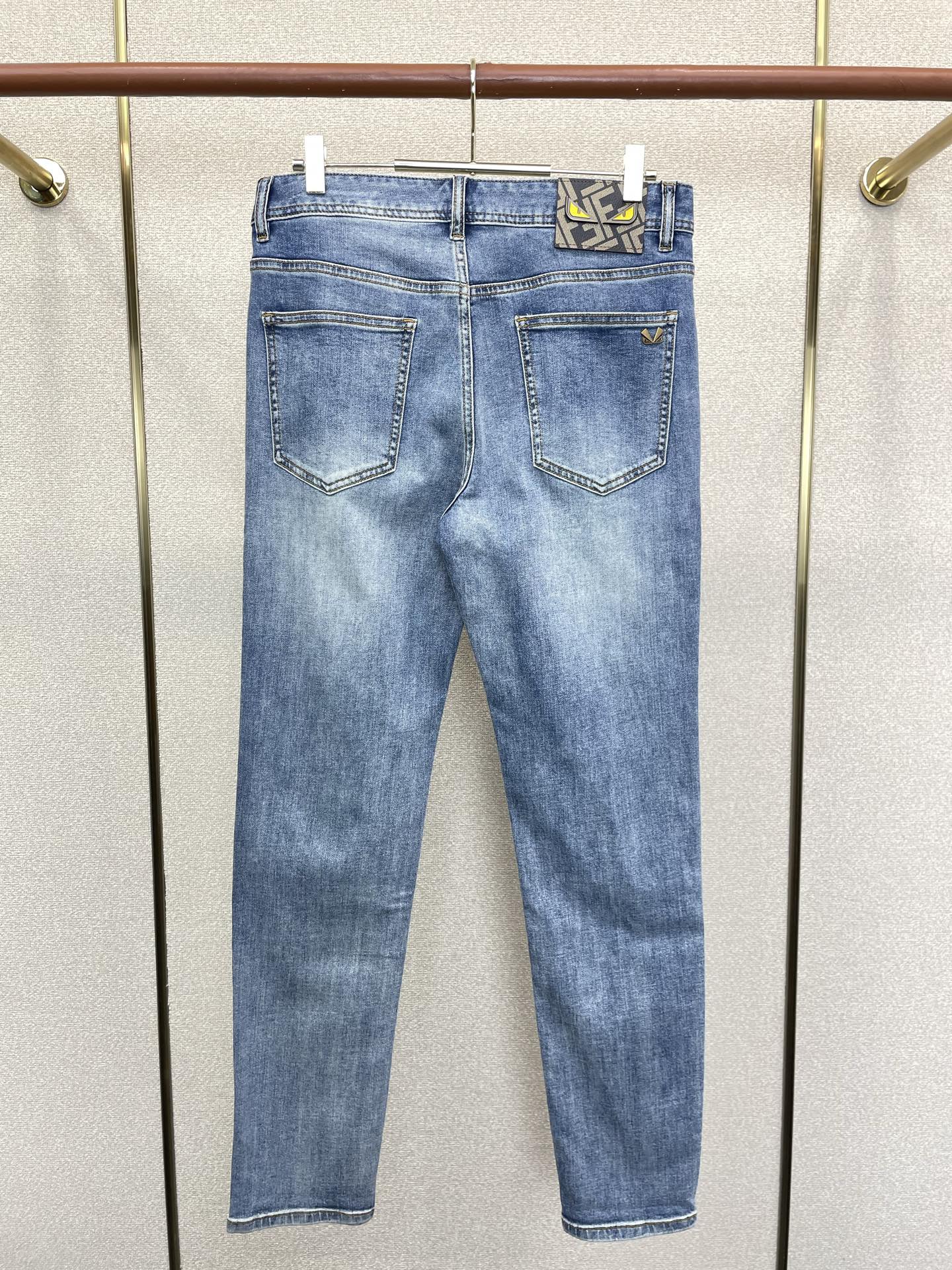 FENDI芬迪💥砸锅卖铁都要上的新款新款休闲牛仔裤👖高端版本 专柜定制面料 透气舒适度高，细节无可挑剔，品牌元素设计理念