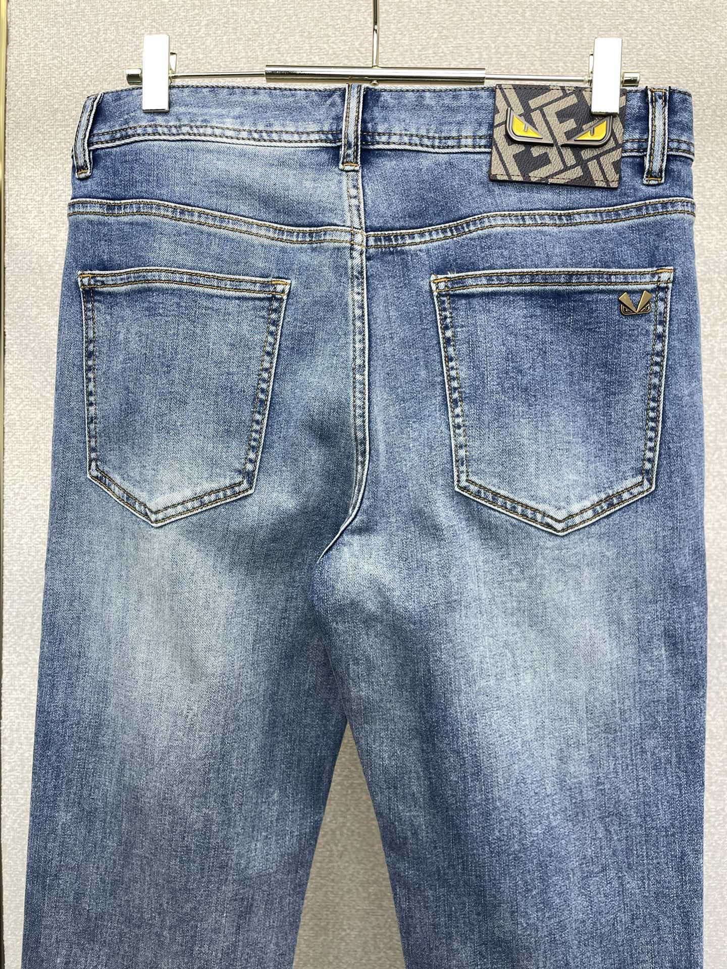 FENDI芬迪💥砸锅卖铁都要上的新款新款休闲牛仔裤👖高端版本 专柜定制面料 透气舒适度高，细节无可挑剔，品牌元素设计理念