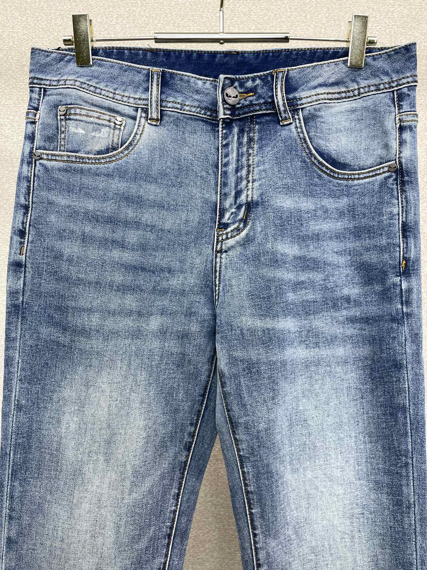 FENDI芬迪💥砸锅卖铁都要上的新款新款休闲牛仔裤👖高端版本 专柜定制面料 透气舒适度高，细节无可挑剔，品牌元素设计理念