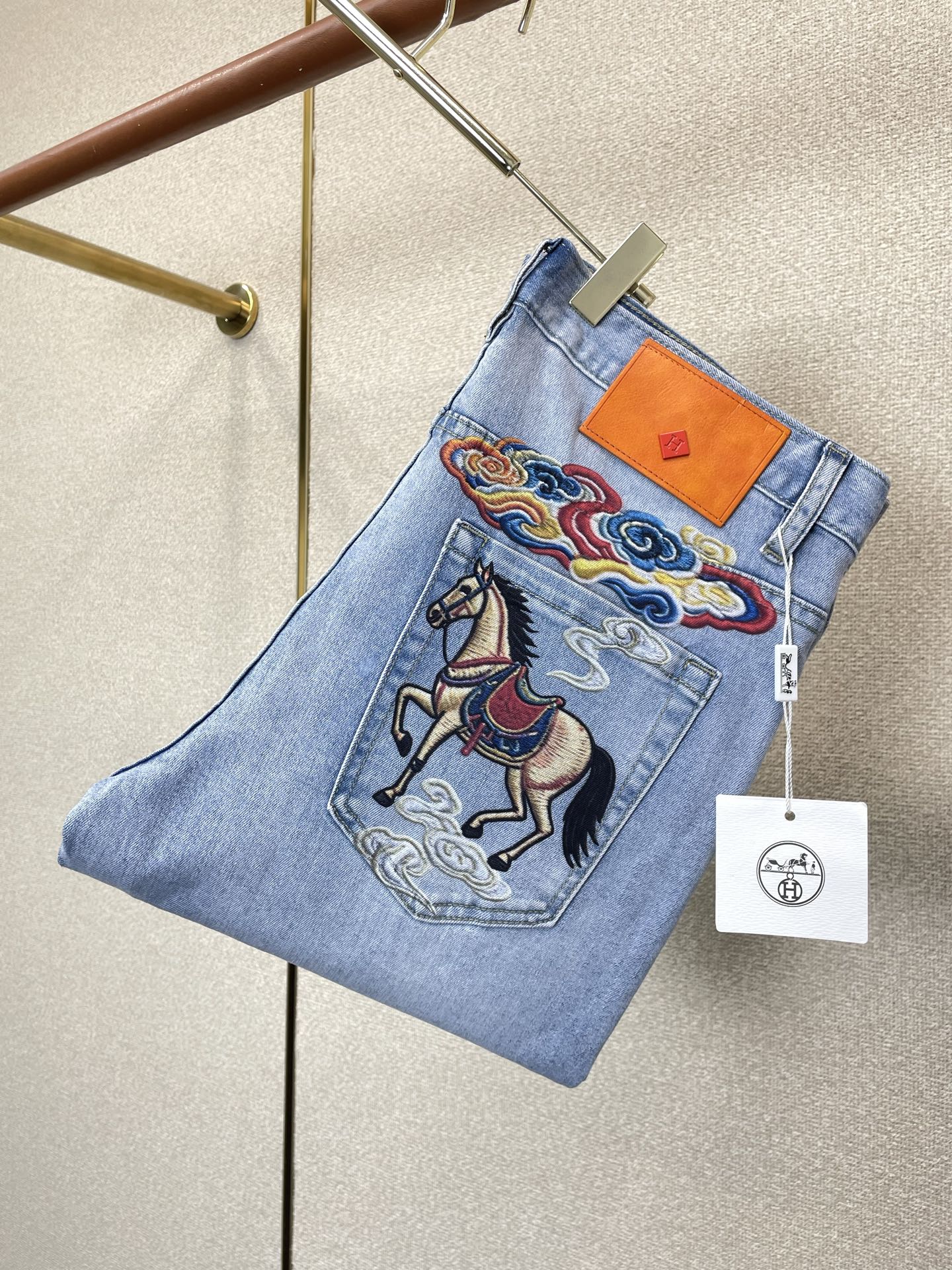 NO:917019,.Hermès exclusively supplies high-end versions of new casual jeans. Custom-made fabrics at the counter. Highly breathable and comfortable, with impeccable details. The brand element design concept embodies high quality. It feels delicate and soft!  It presents a casual cut and the upper body shape is awesome!  Code number 29-38,,hermes,hermes,jeans,19860909.Hermès爱马仕独家专供新款休闲牛仔裤高端版本 专柜定制面料 透气舒适度高,细节无可挑剔,品牌元素设计理念,体现高品质.手感细腻柔软！呈现休闲裁剪,上身版型超赞！码数29-38,,hermes,hermes,jeans,,Men's clothing