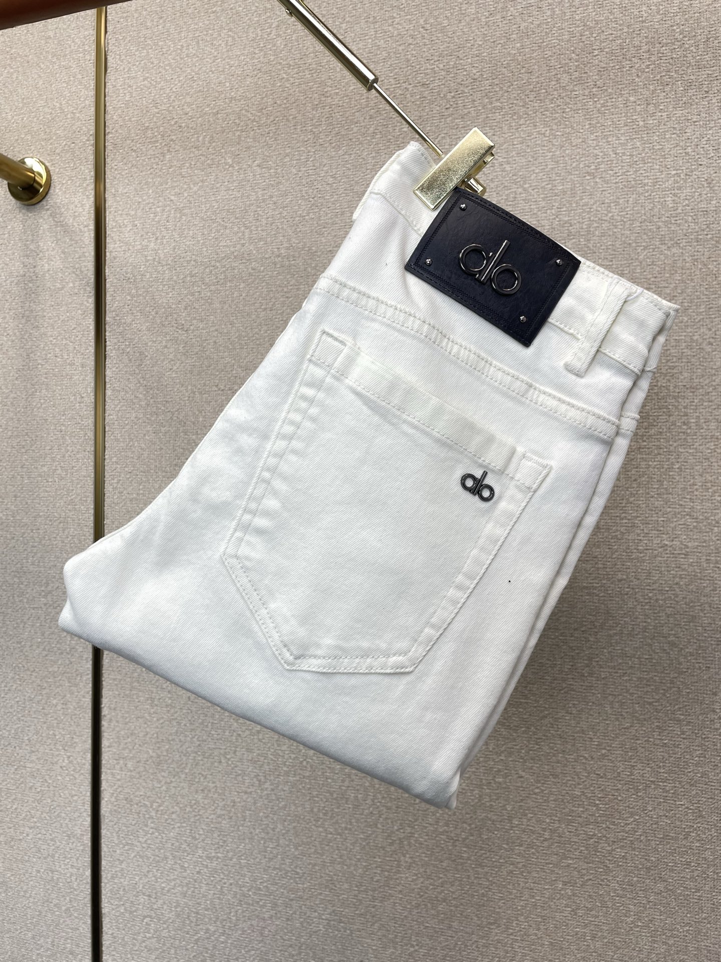 NO:917021,.ALO yoga exclusively provides high-end versions of new casual jeans. The fabrics are customized at the counter. They are highly breathable and comfortable, with impeccable details. The brand element design concept reflects high quality. It feels delicate and soft!  It presents a casual cut and the upper body shape is awesome!  Code number 29-38,,jeans,19860909.ALO yoga 独家专供新款休闲牛仔裤高端版本 专柜定制面料 透气舒适度高,细节无可挑剔,品牌元素设计理念,体现高品质.手感细腻柔软！呈现休闲裁剪,上身版型超赞！码数29-38,,jeans,,Men's clothing