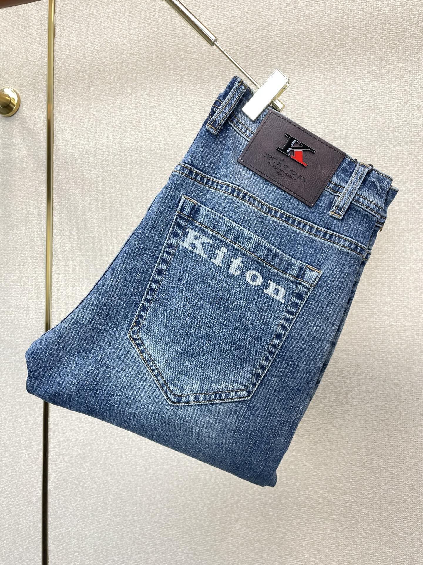 NO:937584,.KITON's high-end version of the new casual jeans that everyone sells. Customized fabrics at the counter. Highly breathable and comfortable, with impeccable details. The brand element design concept embodies high quality. It feels delicate and soft!  It presents a casual cut and the upper body shape is awesome!  Code number 29-38,,jeans,19860909.KITON砸锅卖铁都要上的新款新款休闲牛仔裤高端版本 专柜定制面料 透气舒适度高,细节无可挑剔,品牌元素设计理念,体现高品质.手感细腻柔软！呈现休闲裁剪,上身版型超赞！码数29-38,,jeans,,Men's clothing
