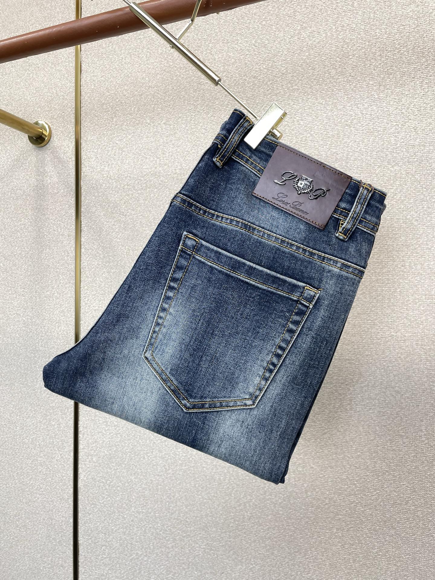 NO:917023,.LP-Loro Piana exclusively provides high-end versions of new casual jeans. Custom-made fabrics at the counter. Highly breathable and comfortable, with impeccable details. The brand element design concept reflects high quality. It feels delicate and soft!  It presents a casual cut and the upper body shape is awesome!  Code number 29-38,,loro piana,loro piana,jeans,19860909.LP-Loro Piana诺悠翩雅独家专供新款休闲牛仔裤高端版本 专柜定制面料 透气舒适度高,细节无可挑剔,品牌元素设计理念,体现高品质.手感细腻柔软！呈现休闲裁剪,上身版型超赞！码数29-38,,loro piana,loro piana,jeans,,Men's clothing