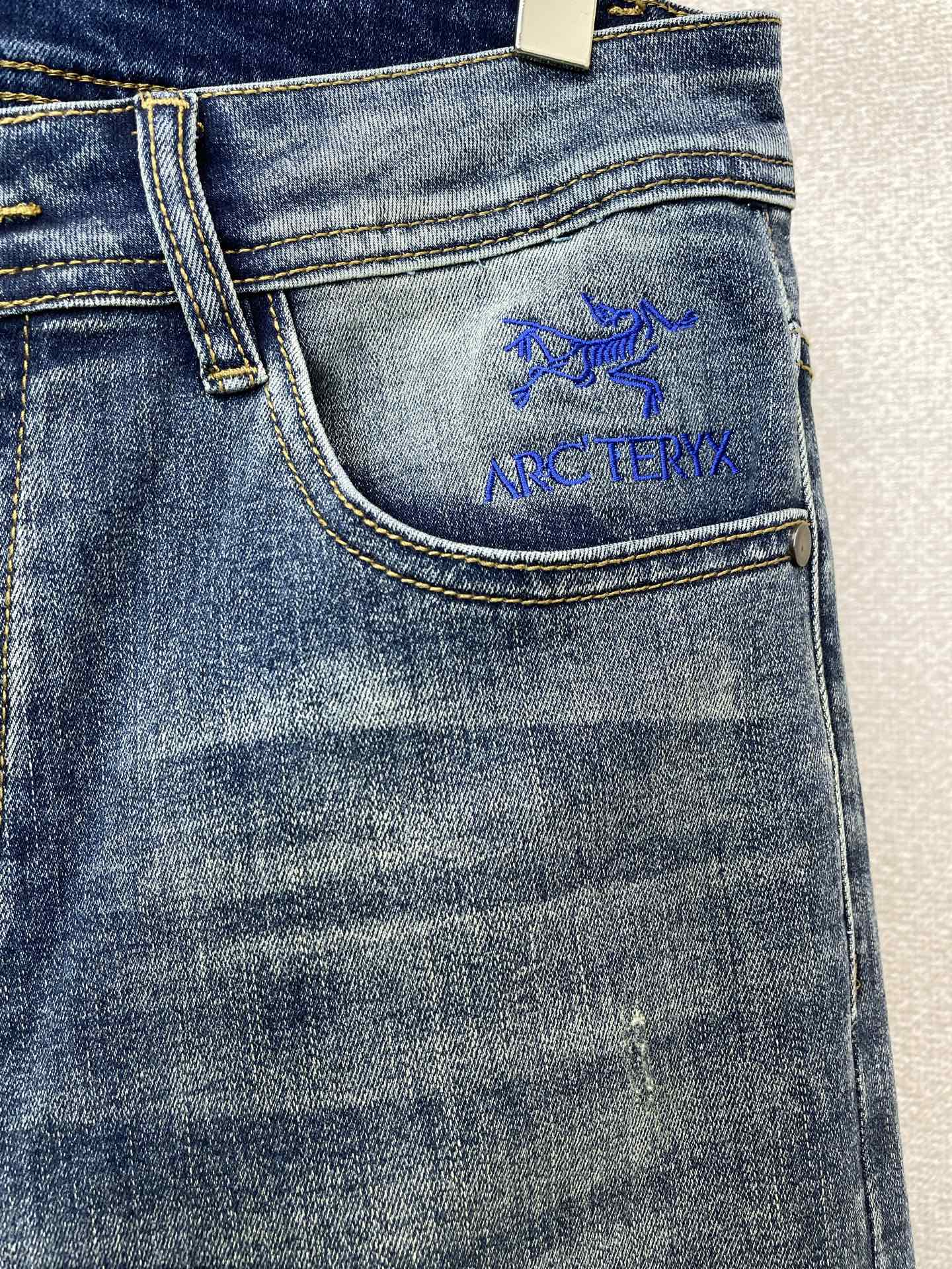 Arc’teryx始祖鸟💥砸锅卖铁都要上的新款新款休闲牛仔裤👖高端版本 专柜定制面料 透气舒适度高，细节无可挑剔，品牌元