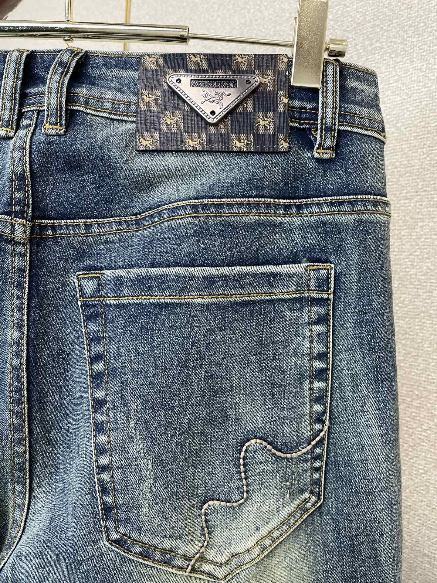 Arc’teryx始祖鸟💥砸锅卖铁都要上的新款新款休闲牛仔裤👖高端版本 专柜定制面料 透气舒适度高，细节无可挑剔，品牌元