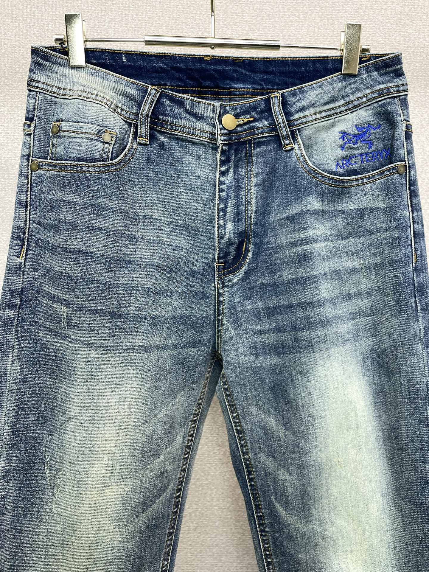 Arc’teryx始祖鸟💥砸锅卖铁都要上的新款新款休闲牛仔裤👖高端版本 专柜定制面料 透气舒适度高，细节无可挑剔，品牌元