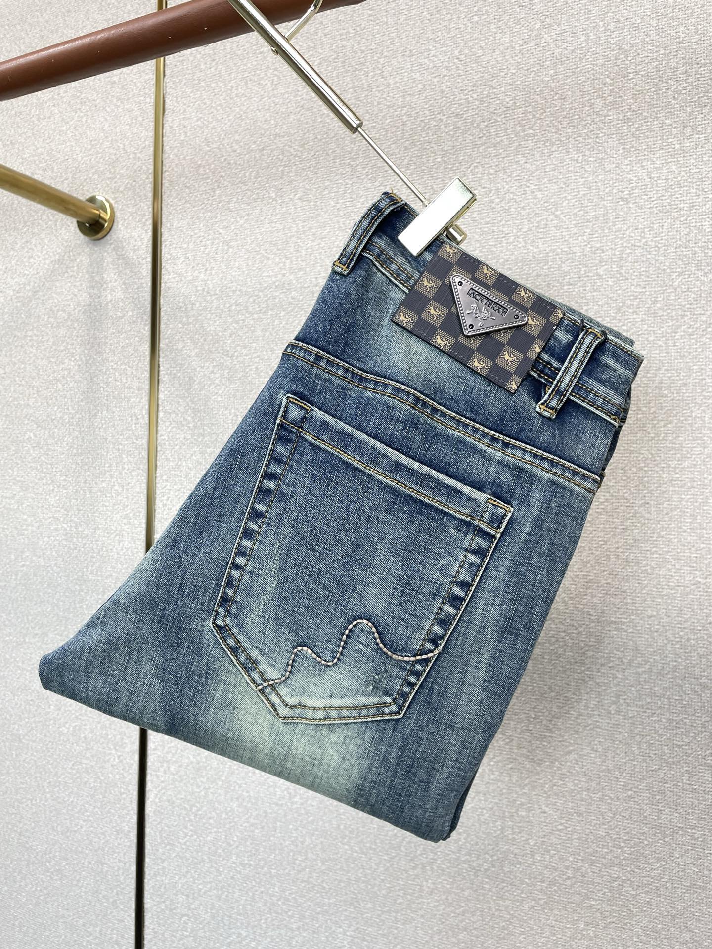 NO:917987,.Arc’teryx exclusively provides high-end versions of new casual jeans. Custom-made fabrics at the counter. Highly breathable and comfortable, with impeccable details. The brand element design concept reflects high quality. It feels delicate and soft!  It presents a casual cut and the upper body shape is awesome!  Code number 29-38,arc'teryx,jeans,19860909.Arc’teryx始祖鸟独家专供新款休闲牛仔裤高端版本 专柜定制面料 透气舒适度高,细节无可挑剔,品牌元素设计理念,体现高品质.手感细腻柔软！呈现休闲裁剪,上身版型超赞！码数29-38,arc'teryx,jeans,,Men's clothing