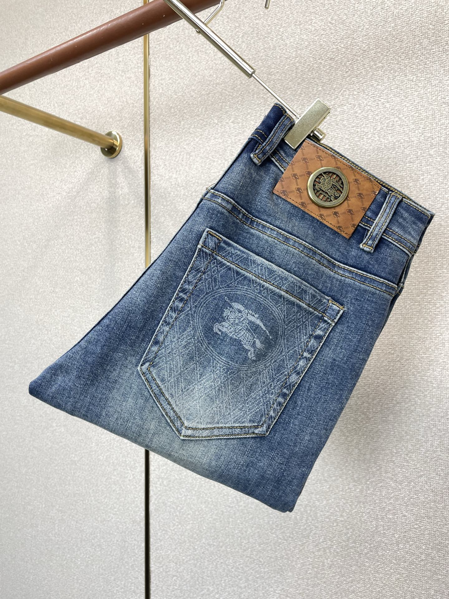NO:937581,.Burberry's new high-end version of casual jeans that everyone wants to sell. Customized fabrics at the counter. Highly breathable and comfortable, with impeccable details. The brand element design concept reflects high quality. It feels delicate and soft!  It presents a casual cut and the upper body shape is awesome!  Code number 29-38,,burberry,burberry,jeans,19860909.Burberry巴宝莉砸锅卖铁都要上的新款新款休闲牛仔裤高端版本 专柜定制面料 透气舒适度高,细节无可挑剔,品牌元素设计理念,体现高品质.手感细腻柔软！呈现休闲裁剪,上身版型超赞！码数29-38,,burberry,burberry,jeans,,Men's clothing