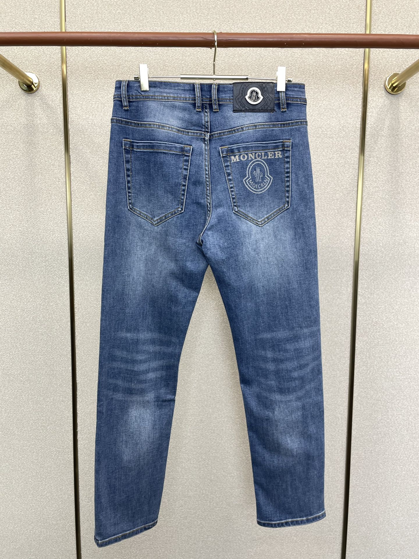 Moncler蒙口💥砸锅卖铁都要上的新款新款休闲牛仔裤👖高端版本 专柜定制面料 透气舒适度高，细节无可挑剔，品牌元素设计