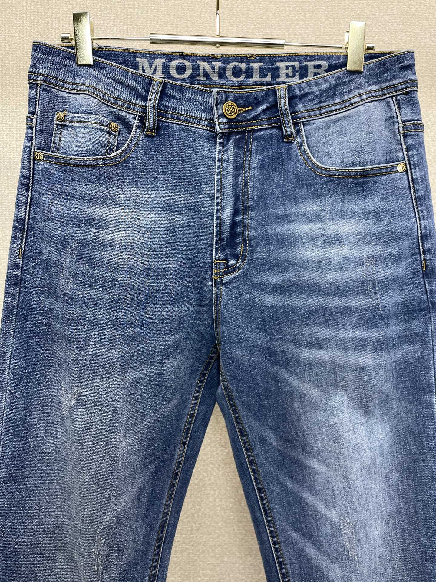 Moncler蒙口💥砸锅卖铁都要上的新款新款休闲牛仔裤👖高端版本 专柜定制面料 透气舒适度高，细节无可挑剔，品牌元素设计
