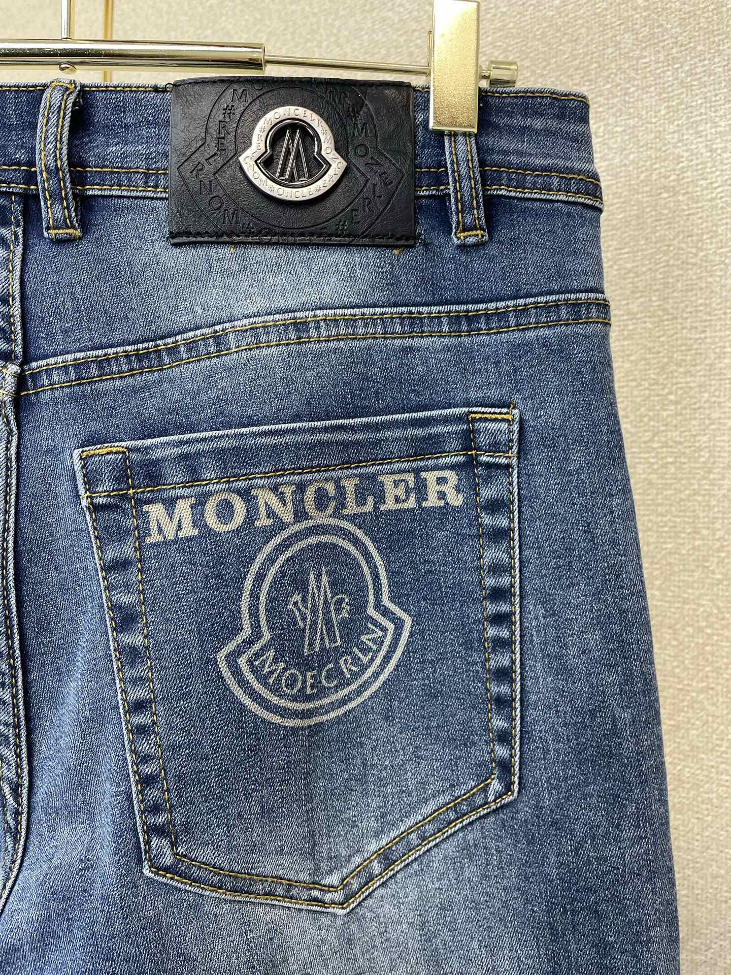 Moncler蒙口💥砸锅卖铁都要上的新款新款休闲牛仔裤👖高端版本 专柜定制面料 透气舒适度高，细节无可挑剔，品牌元素设计