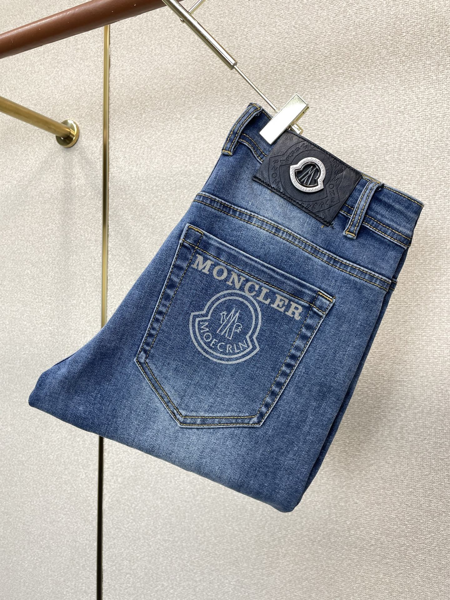 NO:917990,.Moncler exclusively provides high-end versions of new casual jeans. Custom-made fabrics at the counter. Highly breathable and comfortable, with impeccable details. The brand element design concept reflects high quality. It feels delicate and soft!  It presents a casual cut and the upper body shape is awesome!  Size 29-38,,Moncler,jeans,19860909.Moncler蒙口独家专供新款休闲牛仔裤高端版本 专柜定制面料 透气舒适度高,细节无可挑剔,品牌元素设计理念,体现高品质.手感细腻柔软！呈现休闲裁剪,上身版型超赞！码数29-38,,Moncler,jeans,,Men's clothing
