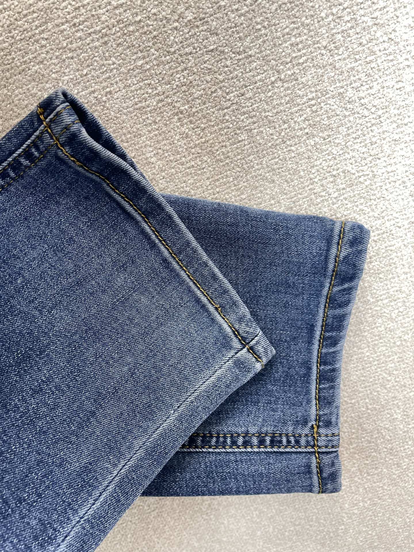 Moncler蒙口💥砸锅卖铁都要上的新款新款休闲牛仔裤👖高端版本 专柜定制面料 透气舒适度高，细节无可挑剔，品牌元素设计