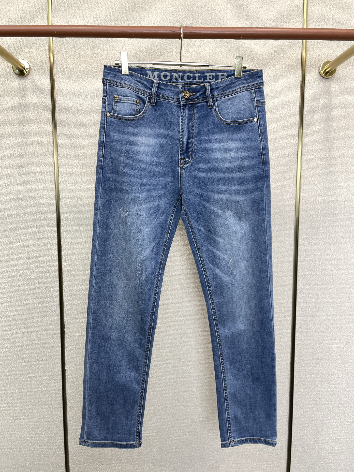 Moncler蒙口💥砸锅卖铁都要上的新款新款休闲牛仔裤👖高端版本 专柜定制面料 透气舒适度高，细节无可挑剔，品牌元素设计