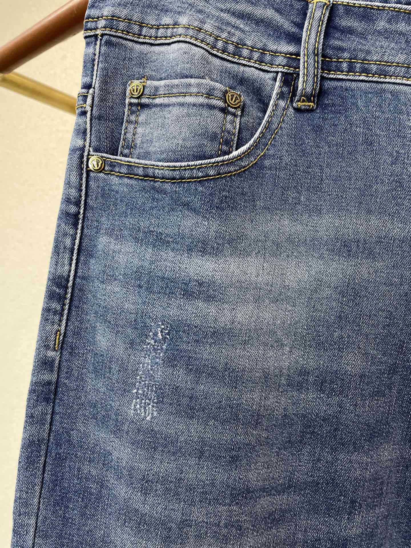 Moncler蒙口💥砸锅卖铁都要上的新款新款休闲牛仔裤👖高端版本 专柜定制面料 透气舒适度高，细节无可挑剔，品牌元素设计