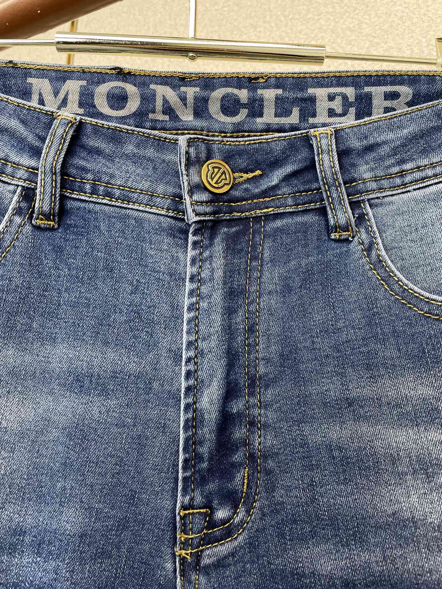 Moncler蒙口💥砸锅卖铁都要上的新款新款休闲牛仔裤👖高端版本 专柜定制面料 透气舒适度高，细节无可挑剔，品牌元素设计