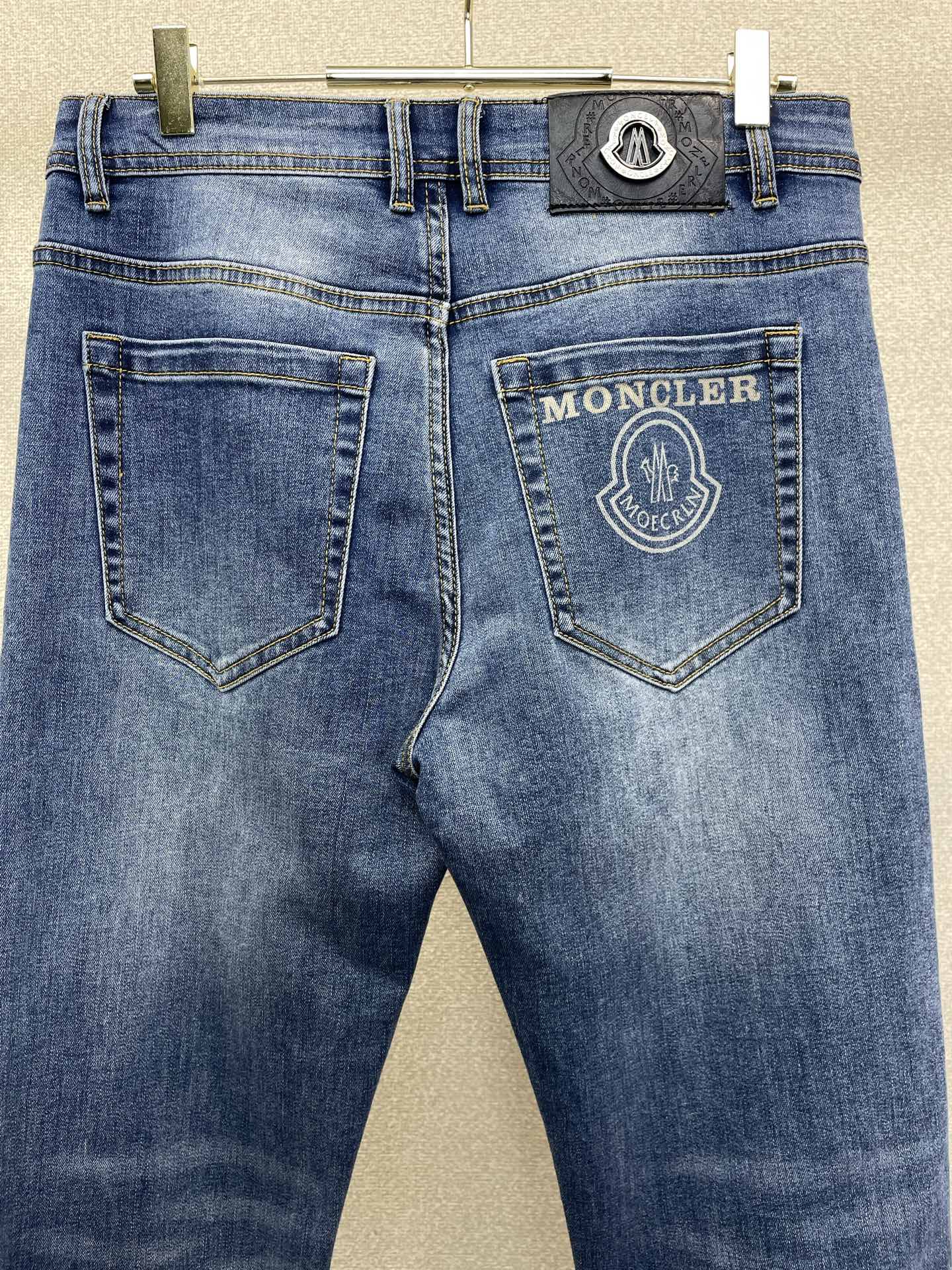 Moncler蒙口💥砸锅卖铁都要上的新款新款休闲牛仔裤👖高端版本 专柜定制面料 透气舒适度高，细节无可挑剔，品牌元素设计