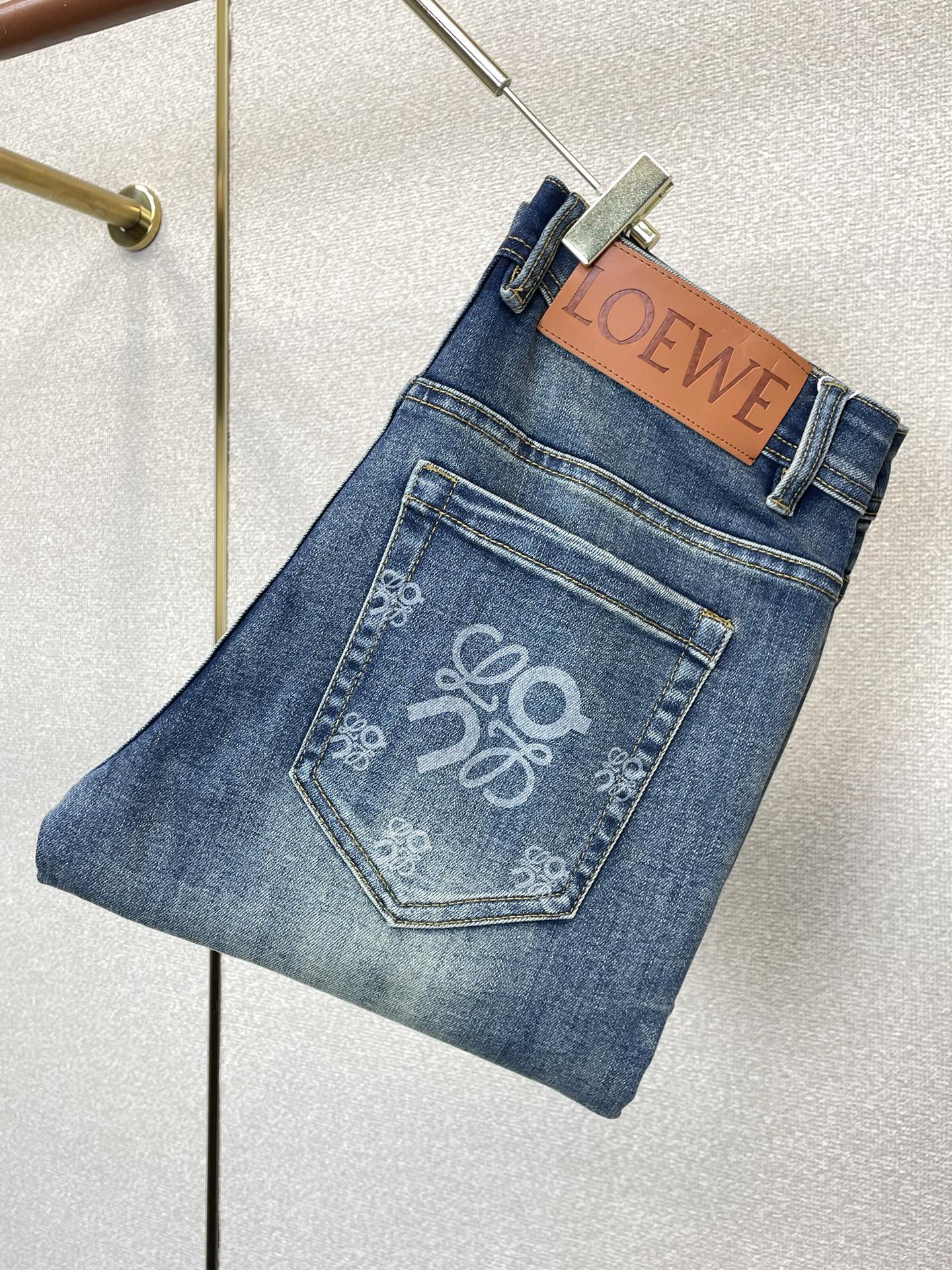 NO:937564,.LOEWE's new high-end version of casual jeans that everyone wants to sell. Customized fabrics at the counter. Highly breathable and comfortable, with impeccable details. The brand element design concept reflects high quality. It feels delicate and soft!  It presents a casual cut and the upper body shape is awesome!  Code number 29-38,,loewe,loewe,jeans,19860909.LOEWE罗意威砸锅卖铁都要上的新款新款休闲牛仔裤高端版本 专柜定制面料 透气舒适度高,细节无可挑剔,品牌元素设计理念,体现高品质.手感细腻柔软！呈现休闲裁剪,上身版型超赞！码数29-38,,loewe,loewe,jeans,,Men's clothing