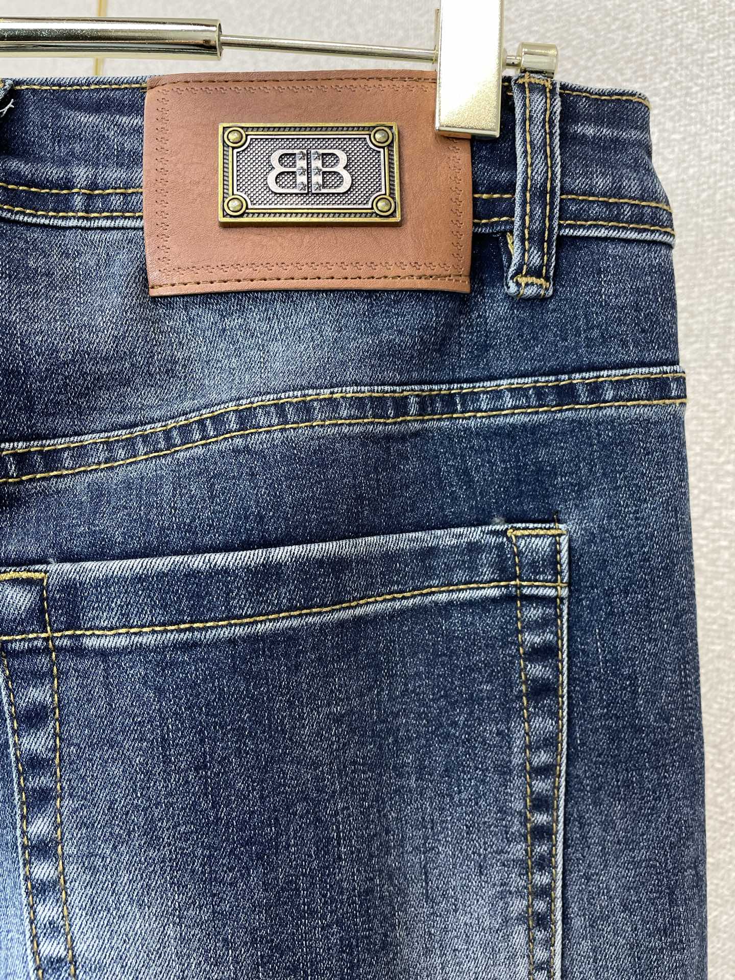 Balenciaga巴黎世家💥砸锅卖铁都要上的新款新款休闲牛仔裤👖高端版本 专柜定制面料 透气舒适度高，细节无可挑剔，品