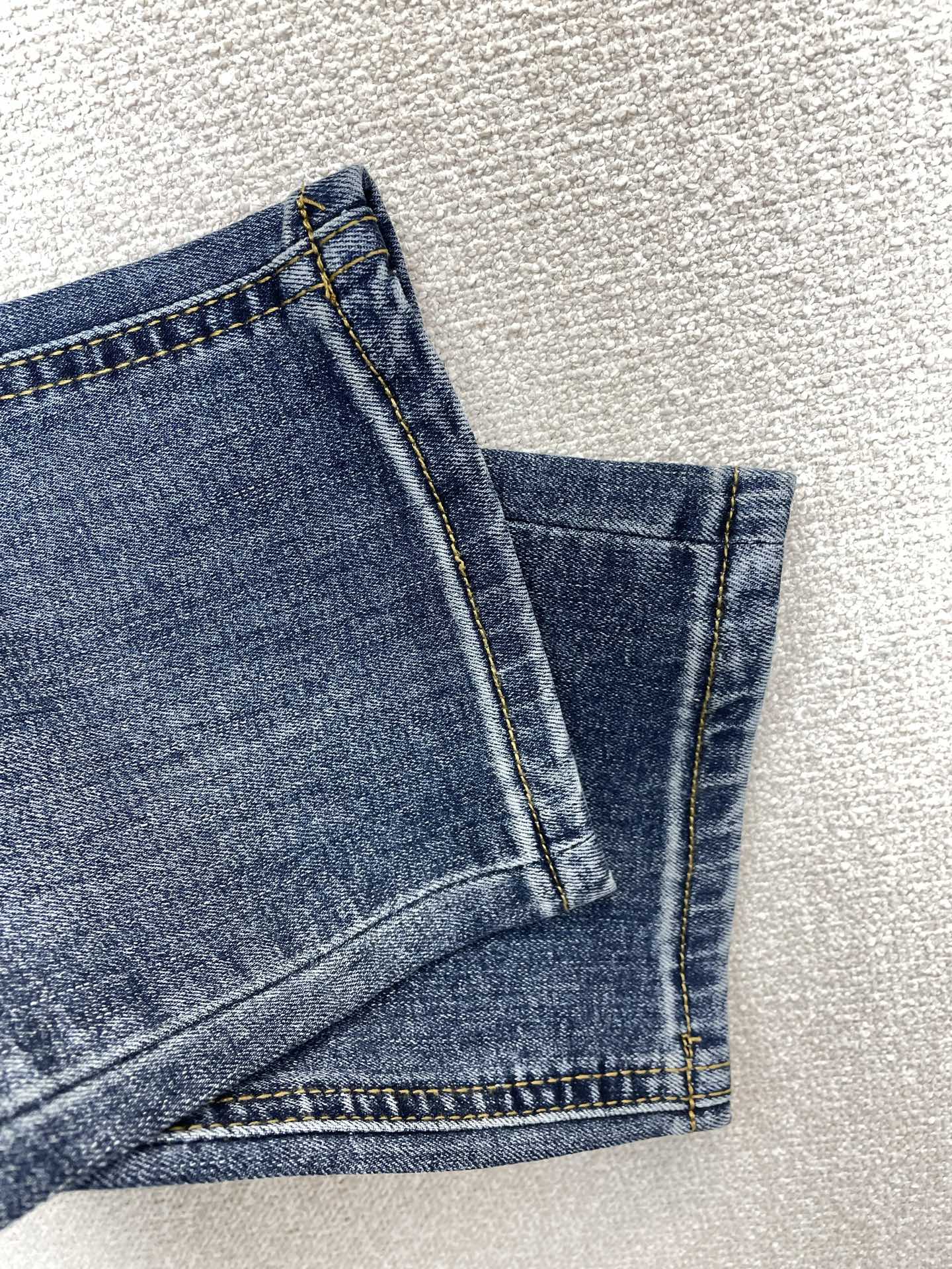 Balenciaga巴黎世家💥砸锅卖铁都要上的新款新款休闲牛仔裤👖高端版本 专柜定制面料 透气舒适度高，细节无可挑剔，品
