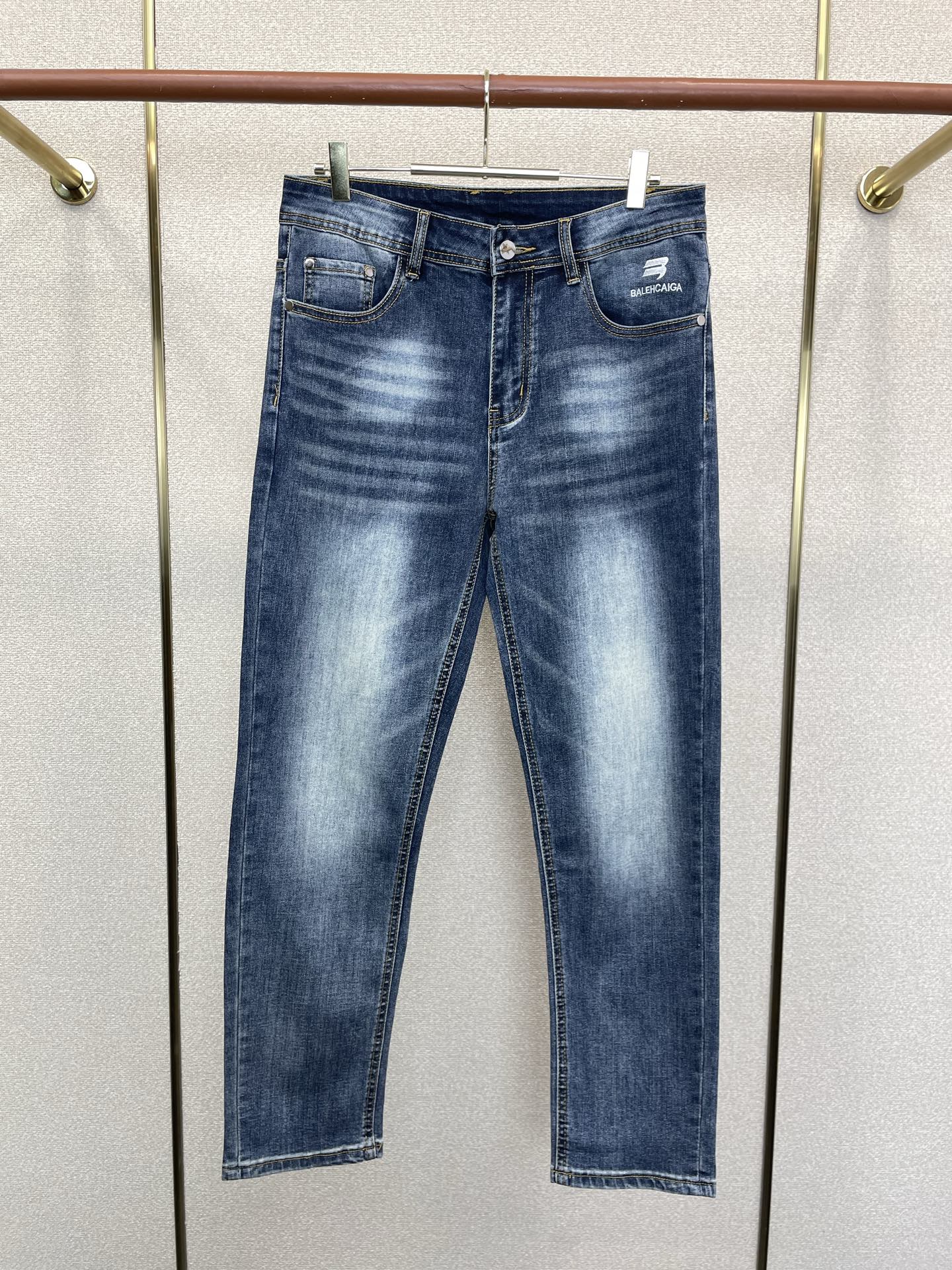 Balenciaga巴黎世家💥砸锅卖铁都要上的新款新款休闲牛仔裤👖高端版本 专柜定制面料 透气舒适度高，细节无可挑剔，品