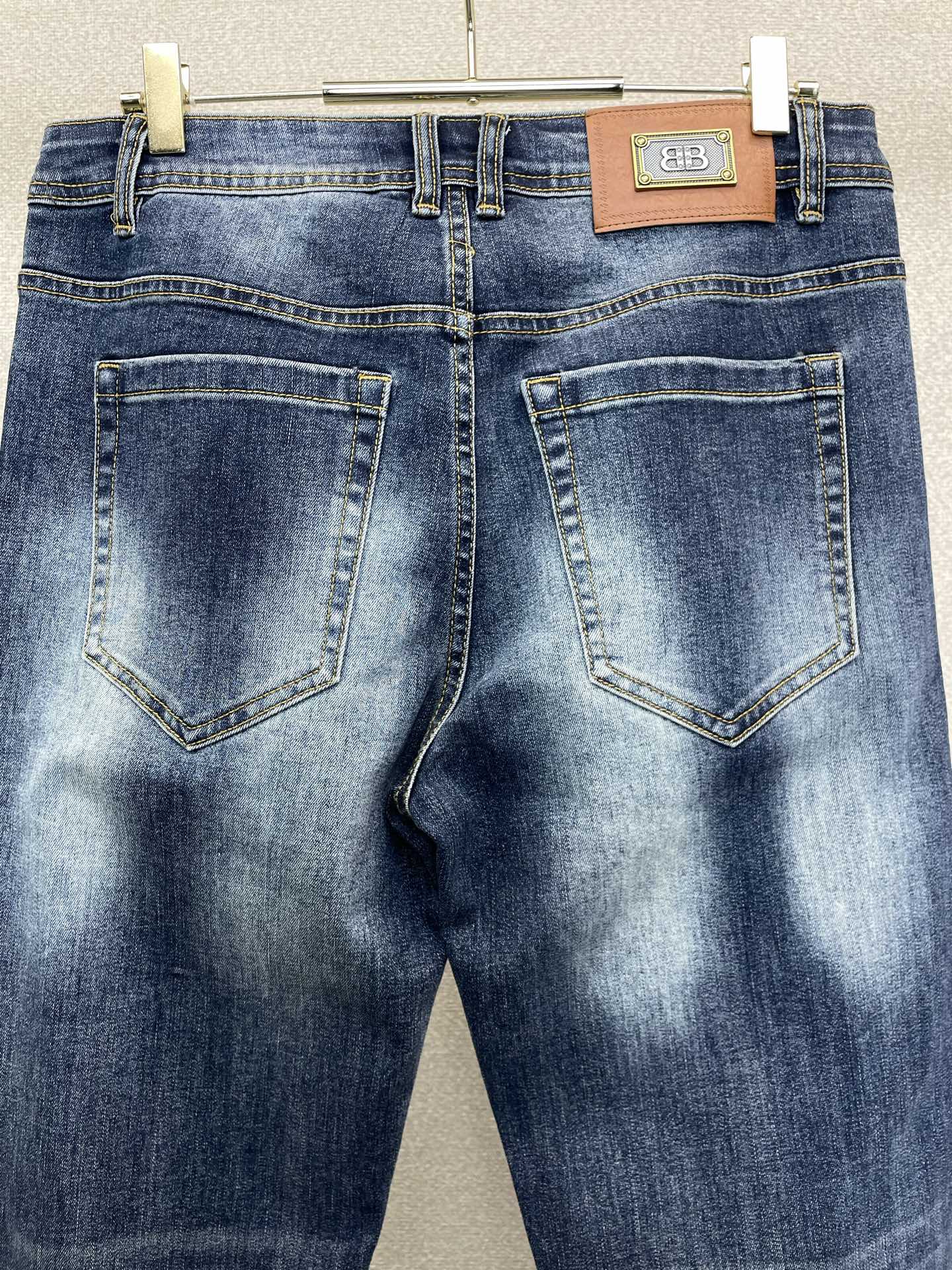 Balenciaga巴黎世家💥砸锅卖铁都要上的新款新款休闲牛仔裤👖高端版本 专柜定制面料 透气舒适度高，细节无可挑剔，品