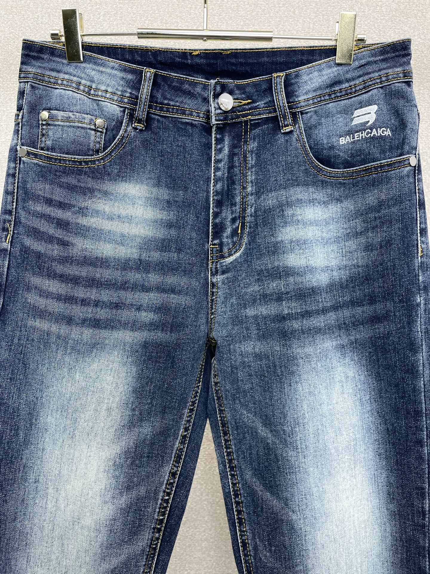 Balenciaga巴黎世家💥砸锅卖铁都要上的新款新款休闲牛仔裤👖高端版本 专柜定制面料 透气舒适度高，细节无可挑剔，品
