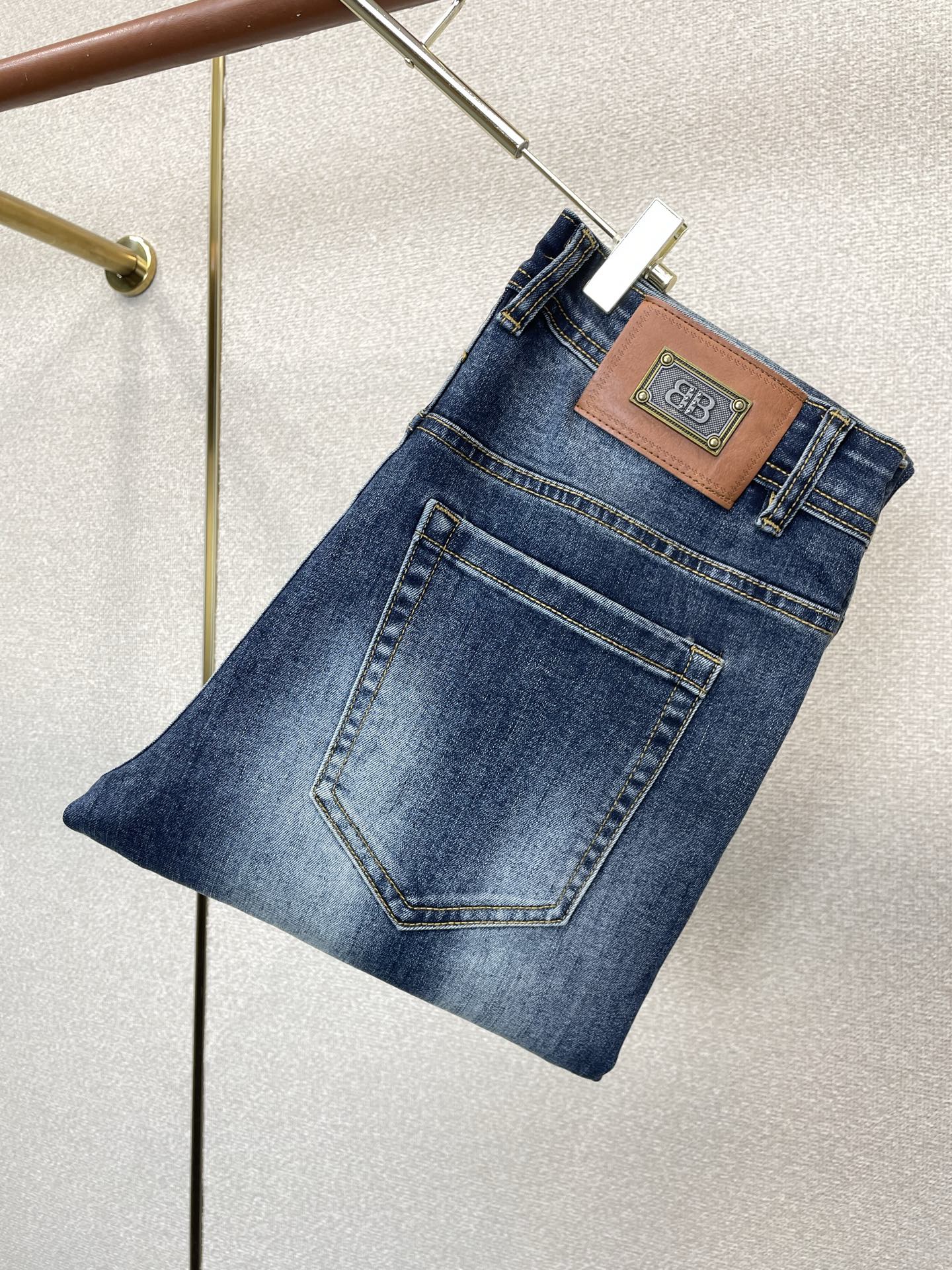 NO:917993,.Balenciaga exclusively provides high-end versions of new casual jeans. Custom-made fabrics at the counter. Highly breathable and comfortable, with impeccable details. The brand element design concept reflects high quality. It feels delicate and soft!  It presents a casual cut and the upper body shape is awesome!  Code number 29-38,,balenciaga,balenciaga,jeans,19860909.Balenciaga巴黎世家独家专供新款休闲牛仔裤高端版本 专柜定制面料 透气舒适度高,细节无可挑剔,品牌元素设计理念,体现高品质.手感细腻柔软！呈现休闲裁剪,上身版型超赞！码数29-38,,balenciaga,balenciaga,jeans,,Men's clothing