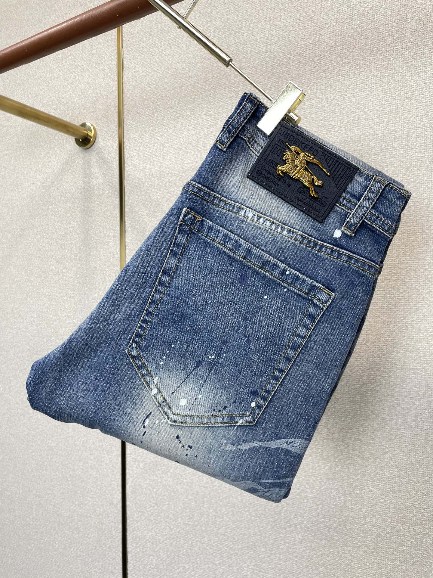 NO:919114,.Burberry exclusively provides high-end versions of new casual jeans. Custom-made fabrics at the counter. Highly breathable and comfortable, with impeccable details. The brand element design concept reflects high quality. It feels delicate and soft!  It presents a casual cut and the upper body shape is awesome!  Code number 29-38,,burberry,burberry,jeans,19860909.Burberry巴宝莉独家专供新款休闲牛仔裤高端版本 专柜定制面料 透气舒适度高,细节无可挑剔,品牌元素设计理念,体现高品质.手感细腻柔软！呈现休闲裁剪,上身版型超赞！码数29-38,,burberry,burberry,jeans,,Men's clothing