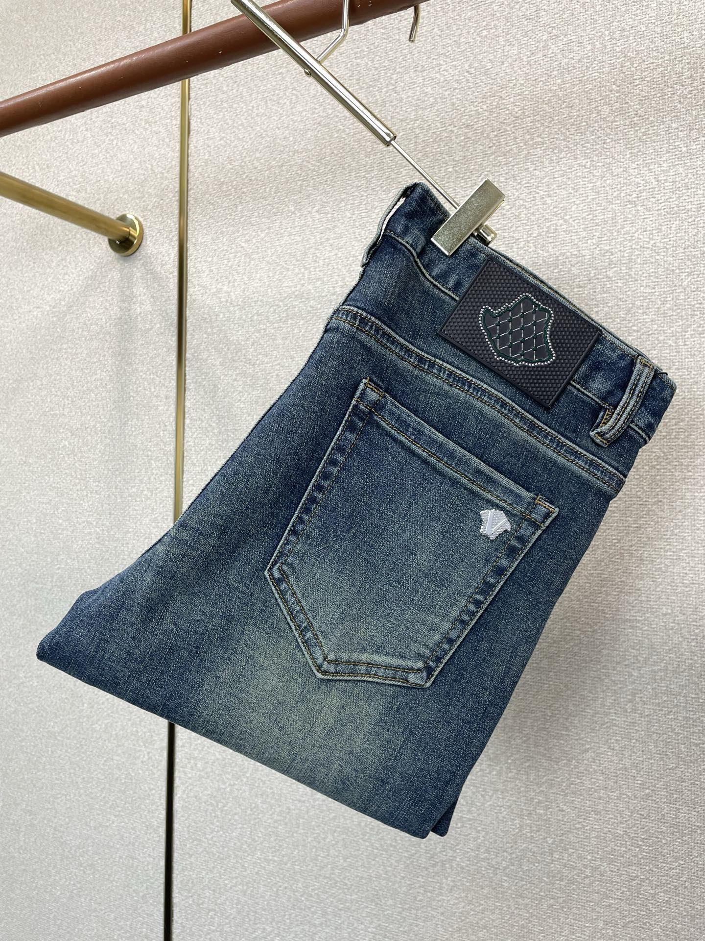 NO:917967,.Versace exclusively provides high-end versions of new casual jeans. Custom-made fabrics at the counter. Highly breathable and comfortable, with impeccable details. The brand element design concept embodies high quality. It feels delicate and soft!  It presents a casual cut and the upper body shape is awesome!  Code number 29-38,,versace,versace,jeans,19860909.Versace范思哲独家专供新款休闲牛仔裤高端版本 专柜定制面料 透气舒适度高,细节无可挑剔,品牌元素设计理念,体现高品质.手感细腻柔软！呈现休闲裁剪,上身版型超赞！码数29-38,,versace,versace,jeans,,Men's clothing