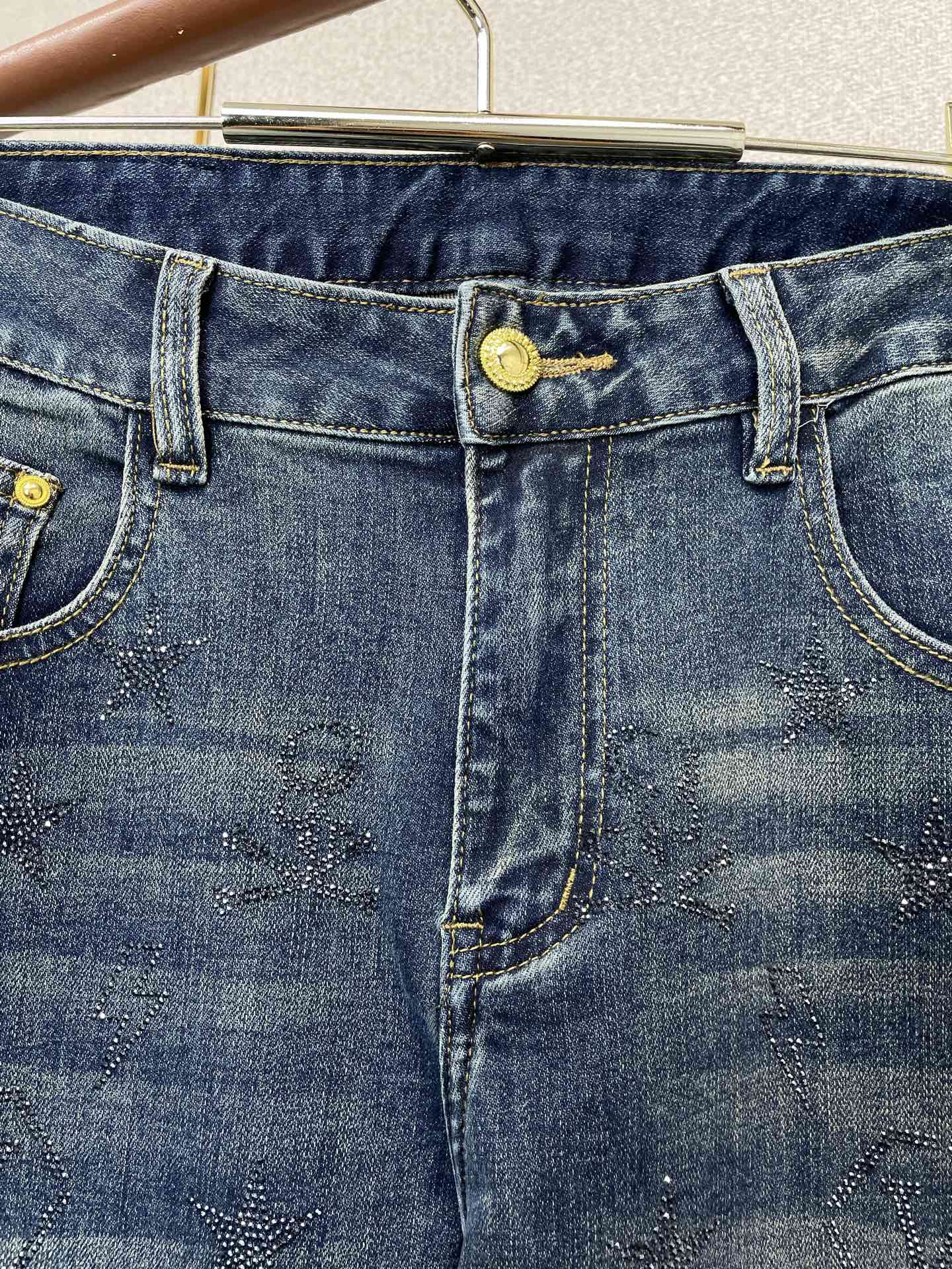 Versace范思哲💥砸锅卖铁都要上的新款新款休闲牛仔裤👖高端版本 专柜定制面料 透气舒适度高，细节无可挑剔，品牌元素设