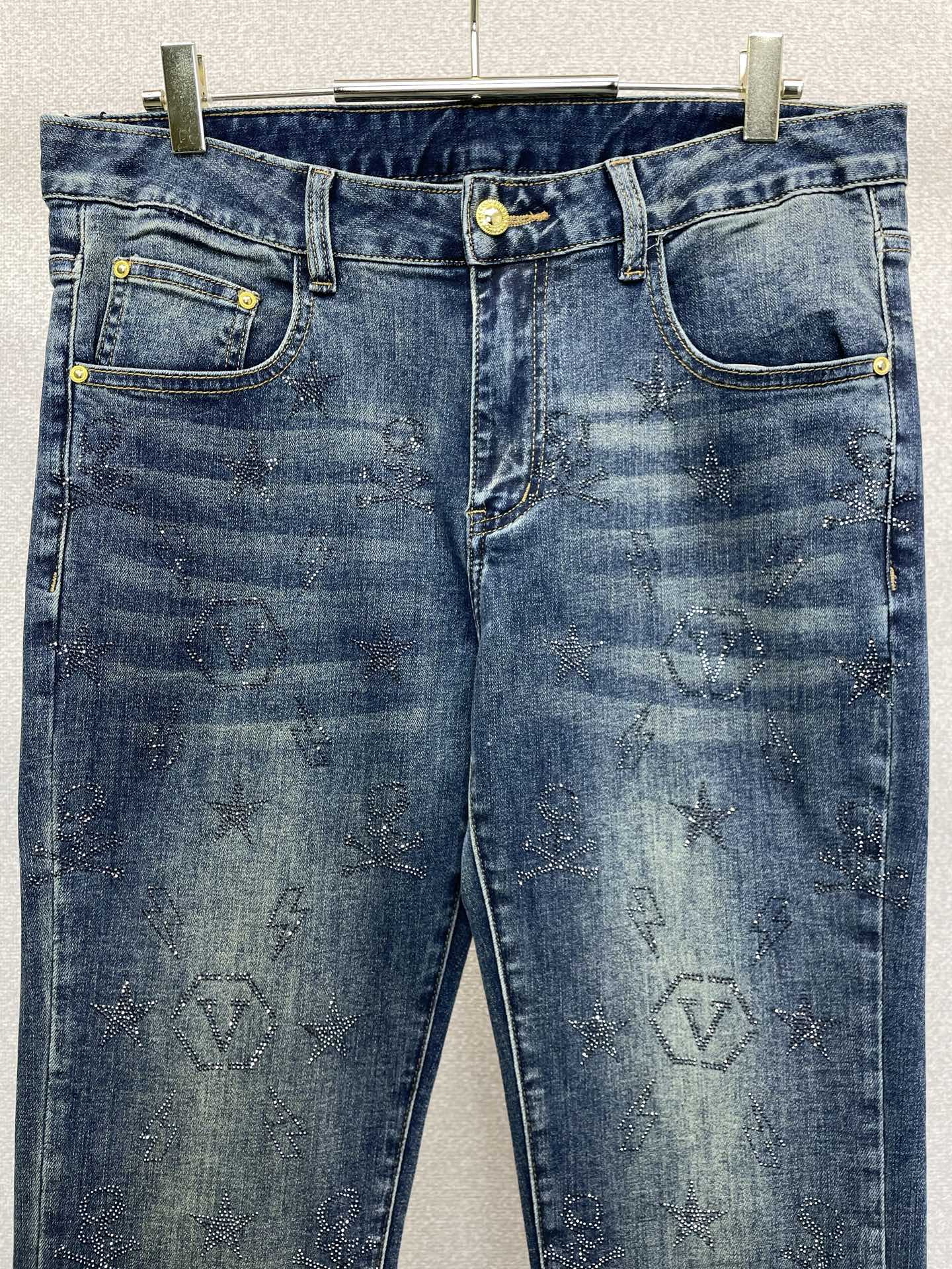 Versace范思哲💥砸锅卖铁都要上的新款新款休闲牛仔裤👖高端版本 专柜定制面料 透气舒适度高，细节无可挑剔，品牌元素设