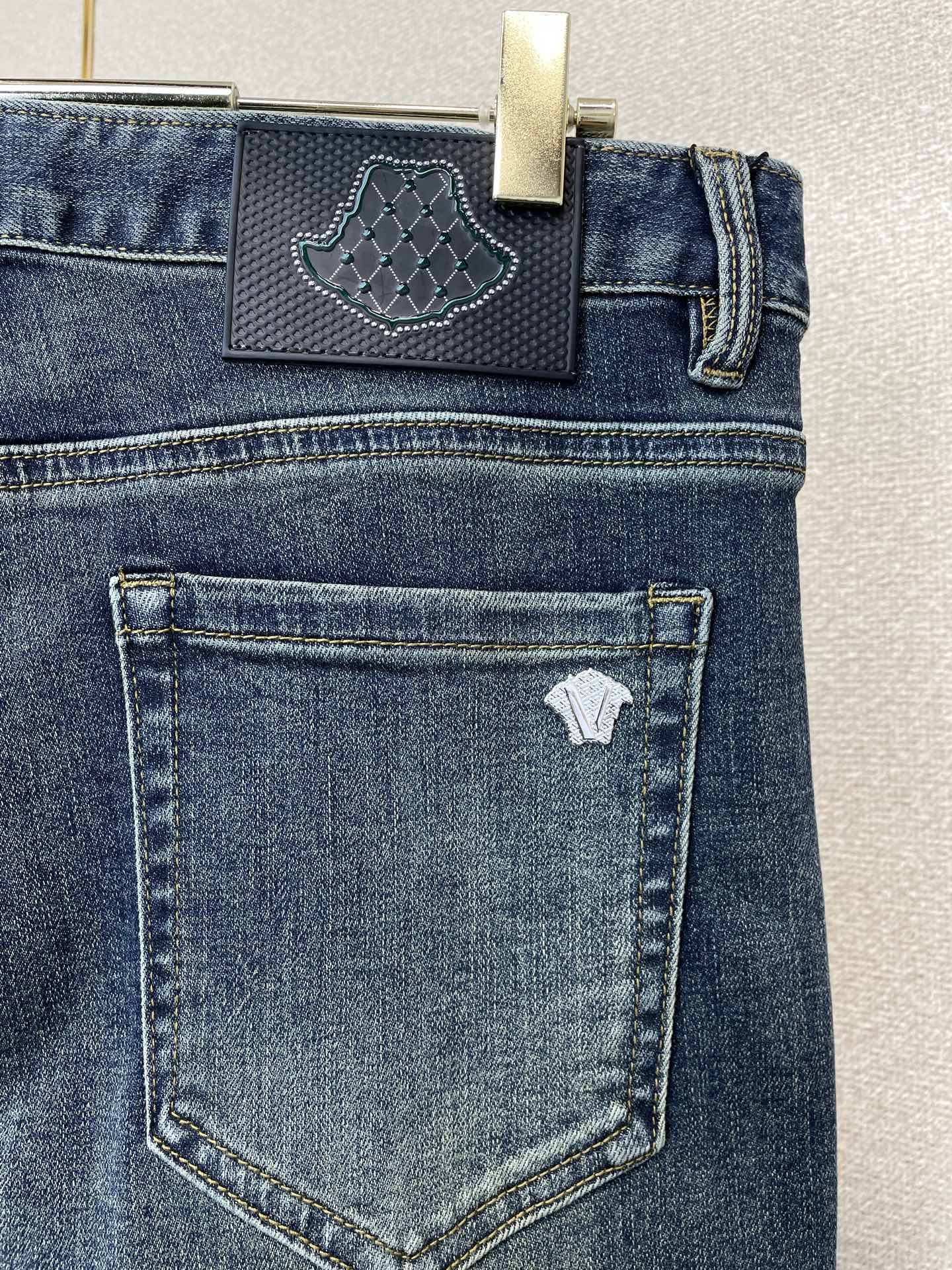 Versace范思哲💥砸锅卖铁都要上的新款新款休闲牛仔裤👖高端版本 专柜定制面料 透气舒适度高，细节无可挑剔，品牌元素设
