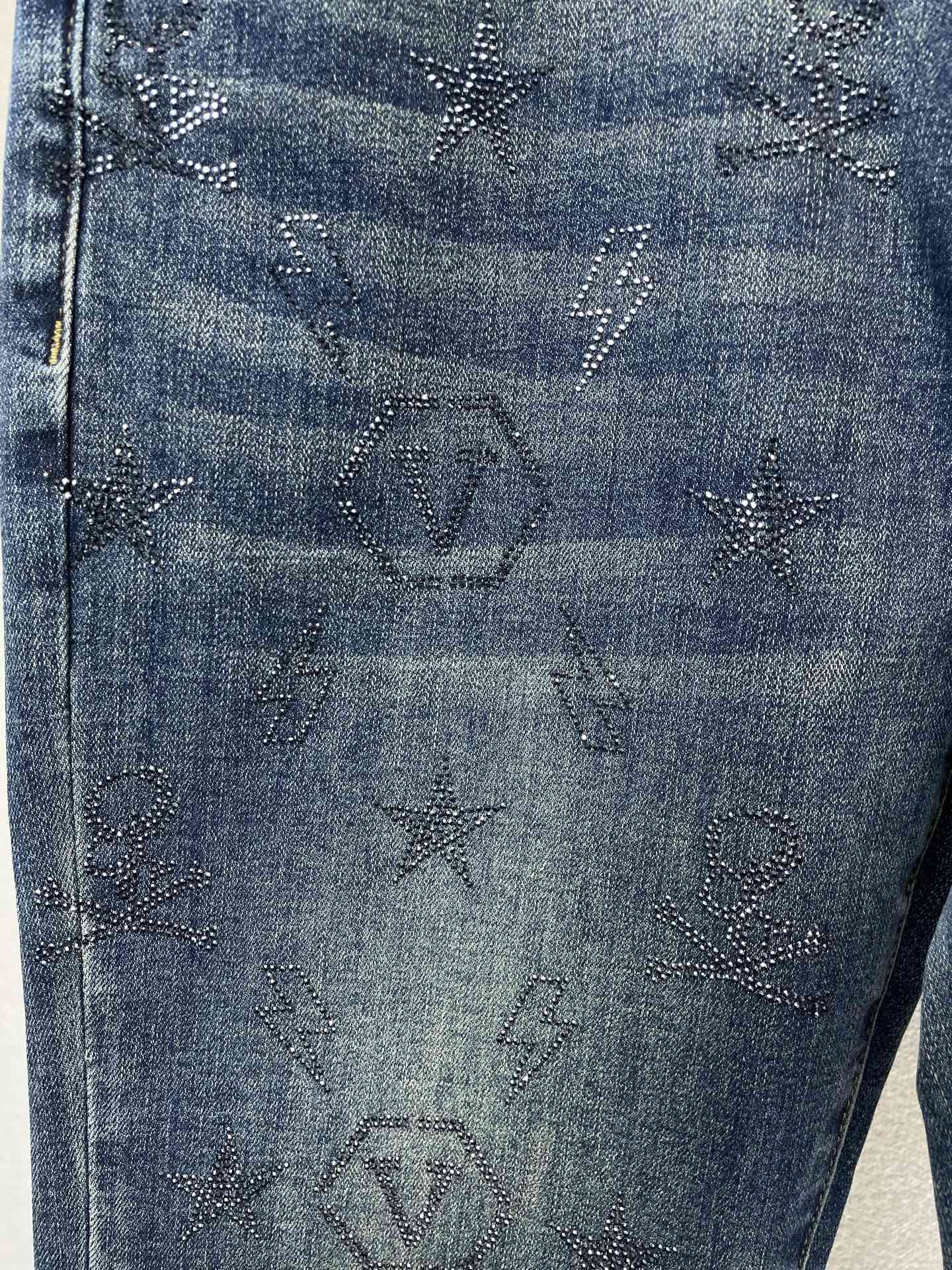 Versace范思哲💥砸锅卖铁都要上的新款新款休闲牛仔裤👖高端版本 专柜定制面料 透气舒适度高，细节无可挑剔，品牌元素设