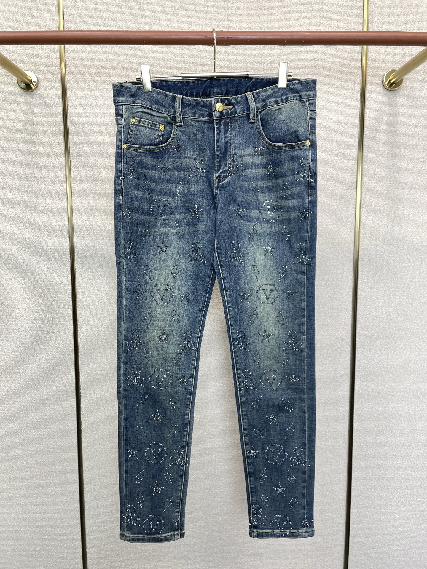 Versace范思哲💥砸锅卖铁都要上的新款新款休闲牛仔裤👖高端版本 专柜定制面料 透气舒适度高，细节无可挑剔，品牌元素设