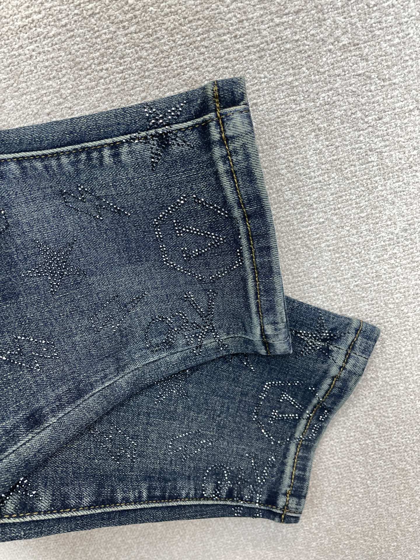 Versace范思哲💥砸锅卖铁都要上的新款新款休闲牛仔裤👖高端版本 专柜定制面料 透气舒适度高，细节无可挑剔，品牌元素设