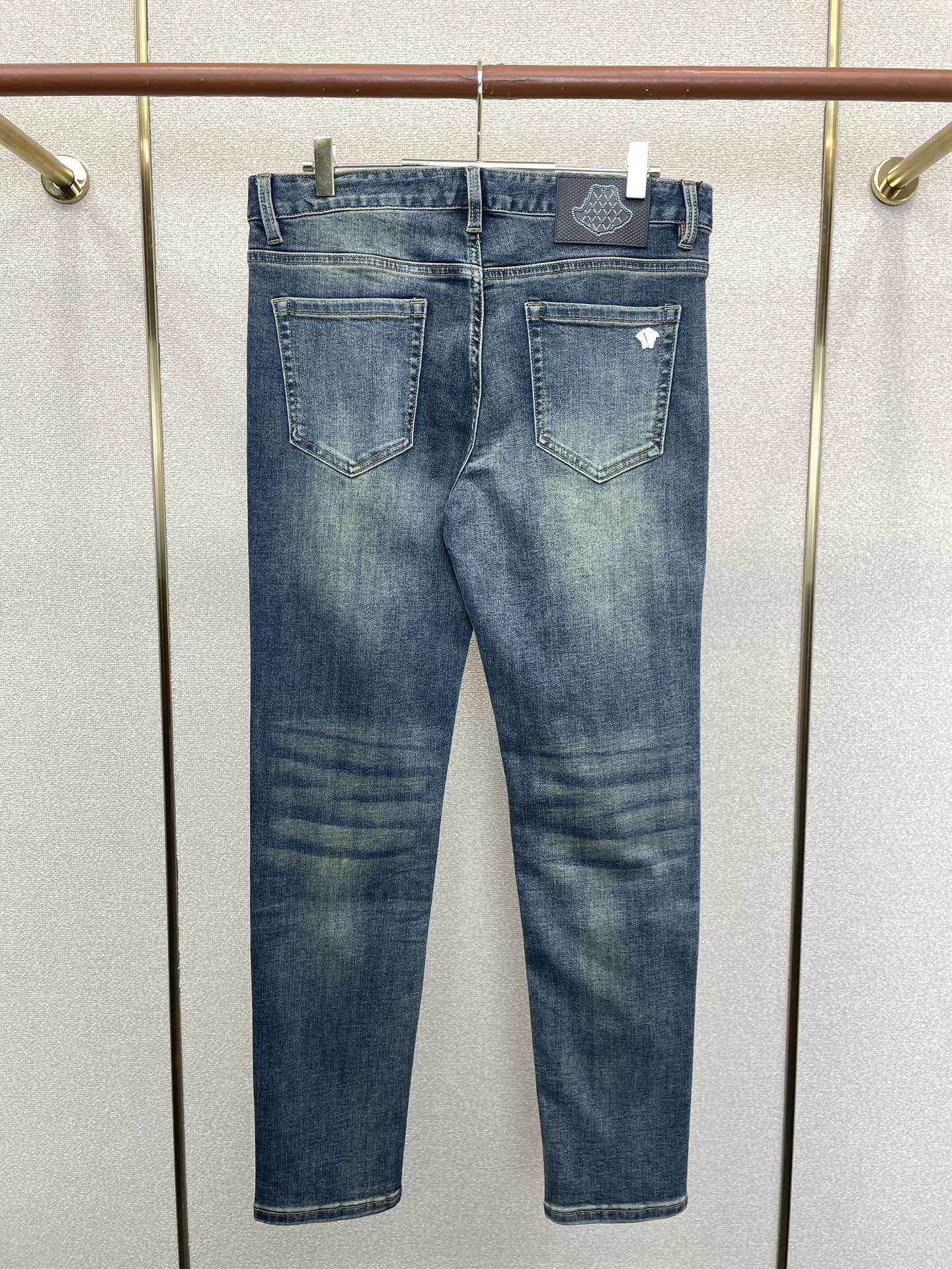 Versace范思哲💥砸锅卖铁都要上的新款新款休闲牛仔裤👖高端版本 专柜定制面料 透气舒适度高，细节无可挑剔，品牌元素设