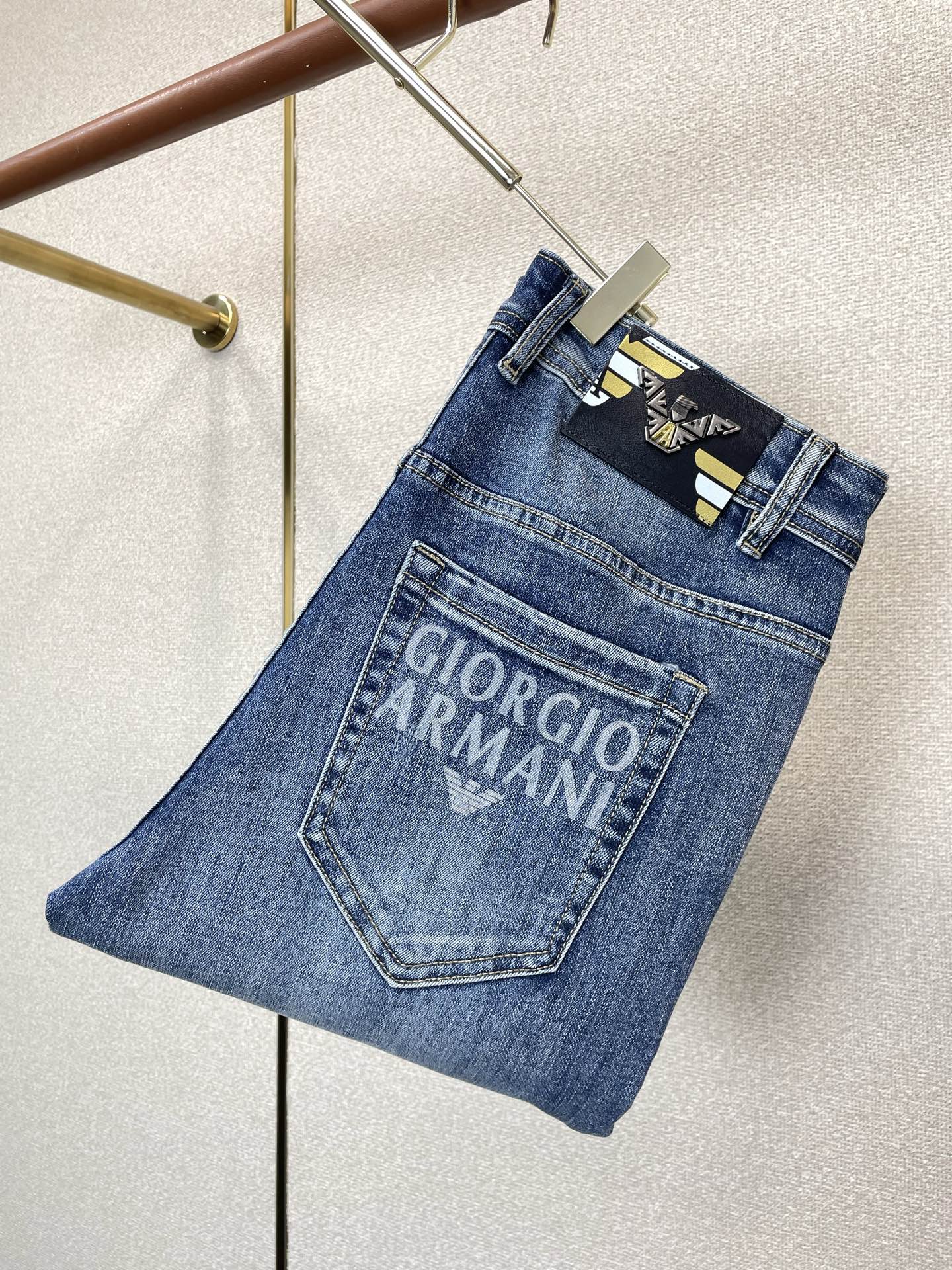 NO:937561,.ARMANI is a high-end version of the new casual jeans that everyone wants to sell. Customized fabrics at the counter. Highly breathable and comfortable, with impeccable details. The brand element design concept embodies high quality. It feels delicate and soft!  It presents a casual cut and the upper body shape is awesome!  Code number 29-38,,armani,armani,jeans,19860909.ARMANI阿玛尼砸锅卖铁都要上的新款新款休闲牛仔裤高端版本 专柜定制面料 透气舒适度高,细节无可挑剔,品牌元素设计理念,体现高品质.手感细腻柔软！呈现休闲裁剪,上身版型超赞！码数29-38,,armani,armani,jeans,,Men's clothing