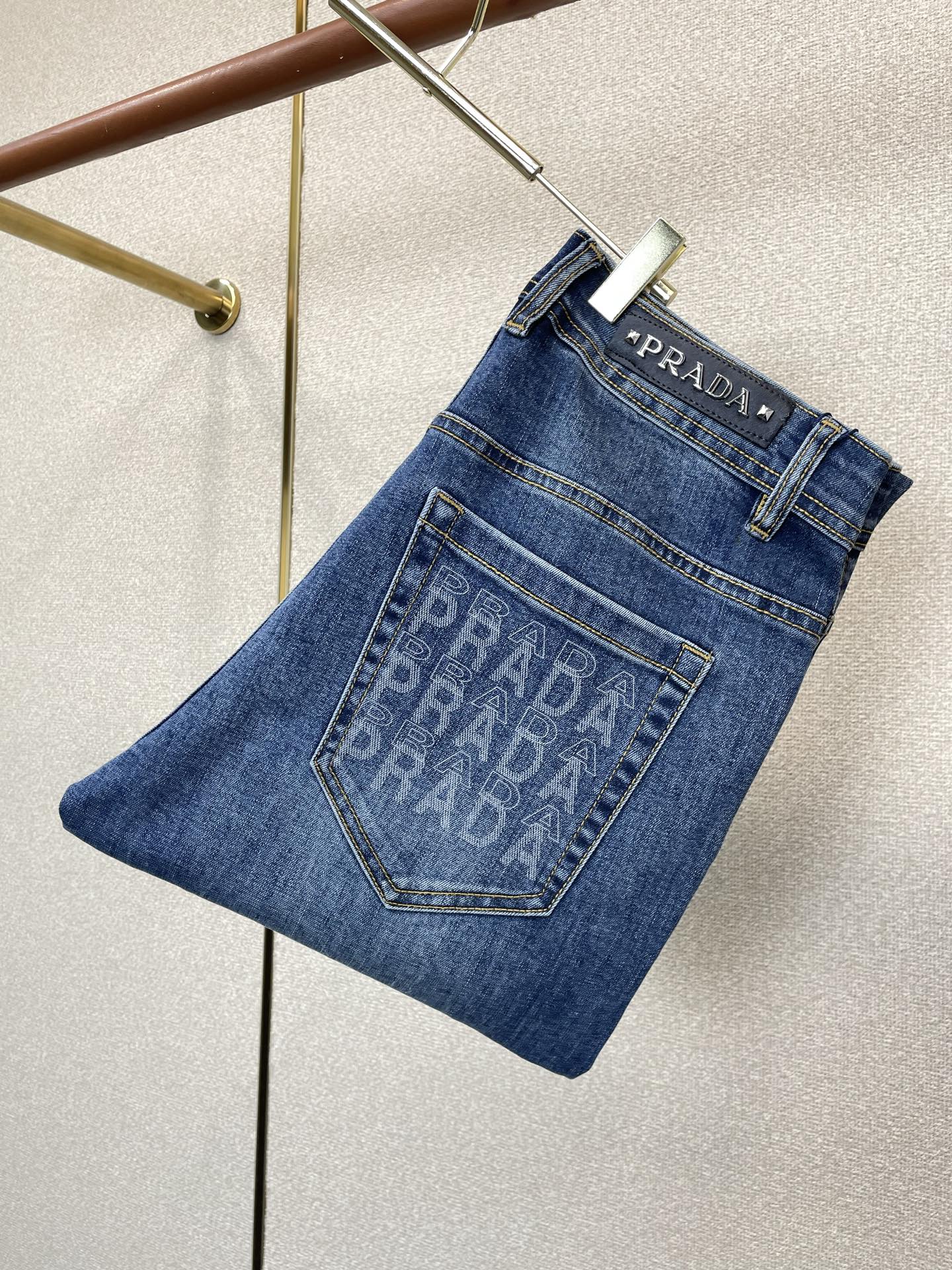 NO:919117,.Prada exclusively provides high-end versions of new casual jeans. Custom-made fabrics at the counter. Highly breathable and comfortable, with impeccable details. The brand element design concept embodies high quality. It feels delicate and soft!  It presents a casual cut and the upper body shape is awesome!  Code number 29-38,,prada,prada,jeans,19860909.Prada普拉达独家专供新款休闲牛仔裤高端版本 专柜定制面料 透气舒适度高,细节无可挑剔,品牌元素设计理念,体现高品质.手感细腻柔软！呈现休闲裁剪,上身版型超赞！码数29-38,,prada,prada,jeans,,Men's clothing