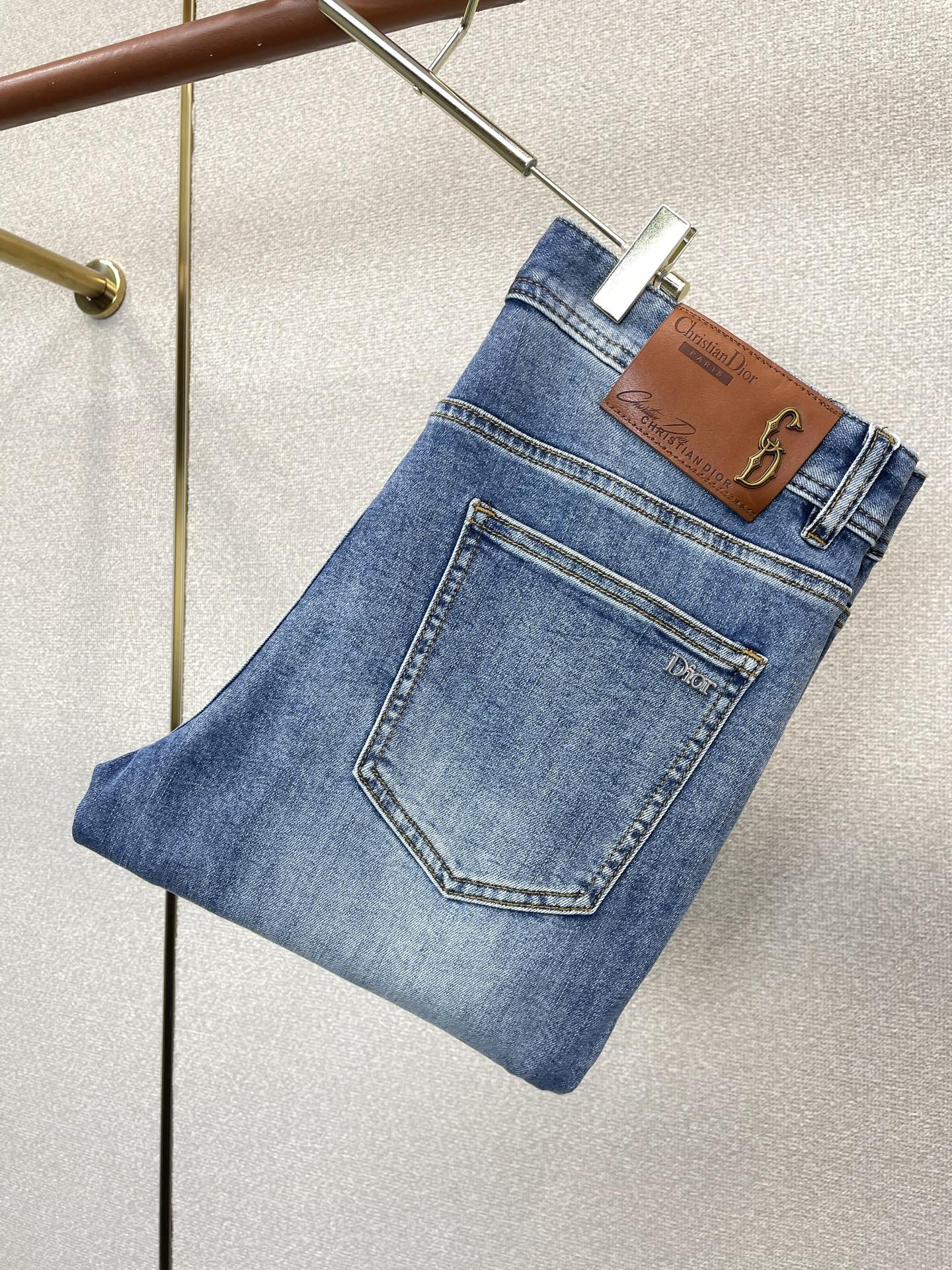NO:937570,.Dior’s high-end version of the new casual jeans that everyone wants to buy. Customized fabrics at the counter. Highly breathable and comfortable, with impeccable details. The brand element design concept embodies high quality. It feels delicate and soft!  It presents a casual cut and the upper body shape is awesome!  Code number 29-38,,dior,dior,jeans,19860909.Dior迪奥砸锅卖铁都要上的新款新款休闲牛仔裤高端版本 专柜定制面料 透气舒适度高,细节无可挑剔,品牌元素设计理念,体现高品质.手感细腻柔软！呈现休闲裁剪,上身版型超赞！码数29-38,,dior,dior,jeans,,Men's clothing
