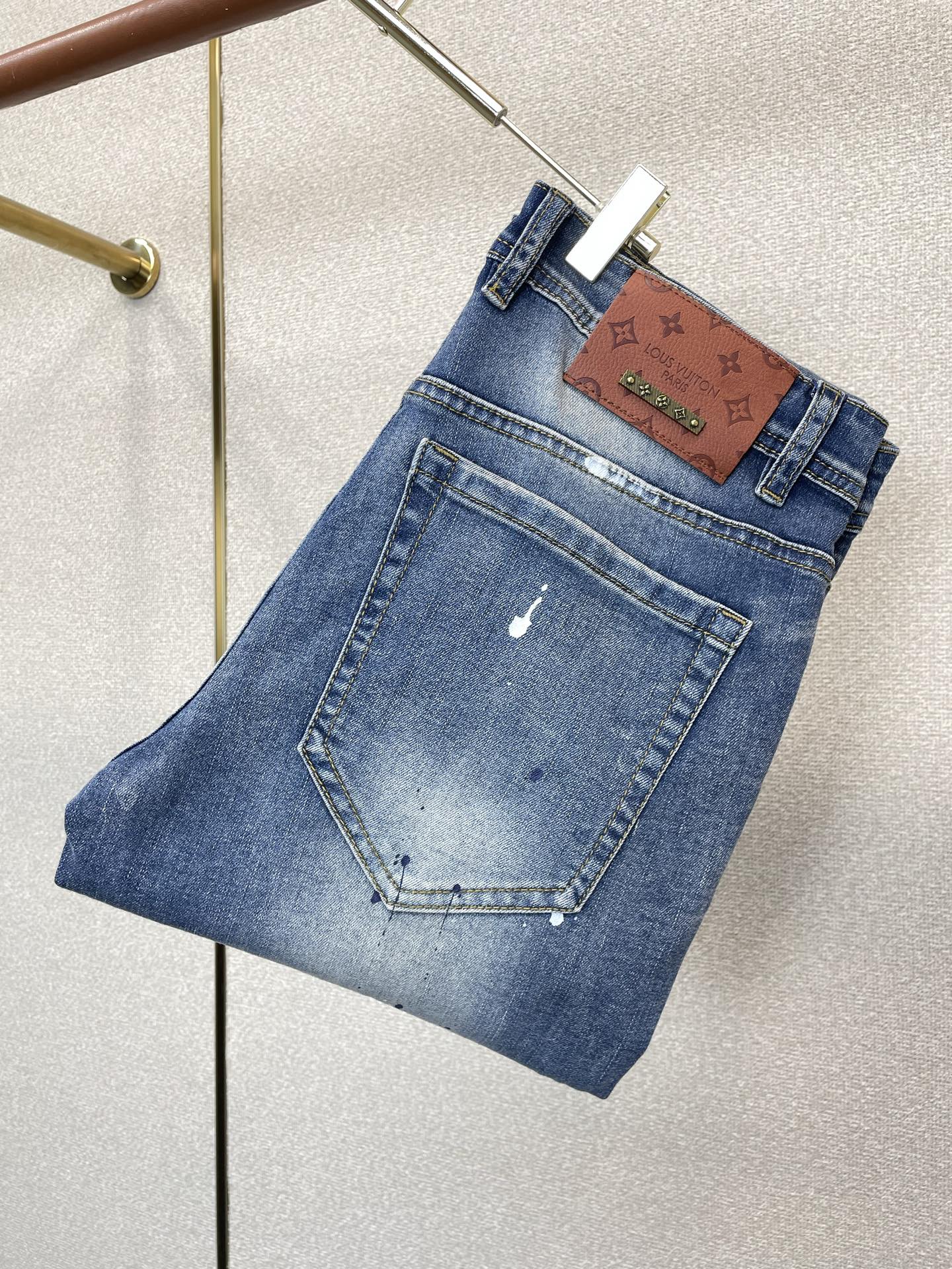 NO:919120,.Louis Vuitton exclusively provides high-end versions of new casual jeans. Custom-made fabrics at the counter. Highly breathable and comfortable, with impeccable details. The brand element design concept reflects high quality. It feels delicate and soft!  It presents a casual cut and the upper body shape is awesome!  Code number 29-38,,louis vuitton,louis vuitton,jeans,19860909.Louis Vuitton路易威登独家专供新款休闲牛仔裤高端版本 专柜定制面料 透气舒适度高,细节无可挑剔,品牌元素设计理念,体现高品质.手感细腻柔软！呈现休闲裁剪,上身版型超赞！码数29-38,,louis vuitton,louis vuitton,jeans,,Men's clothing