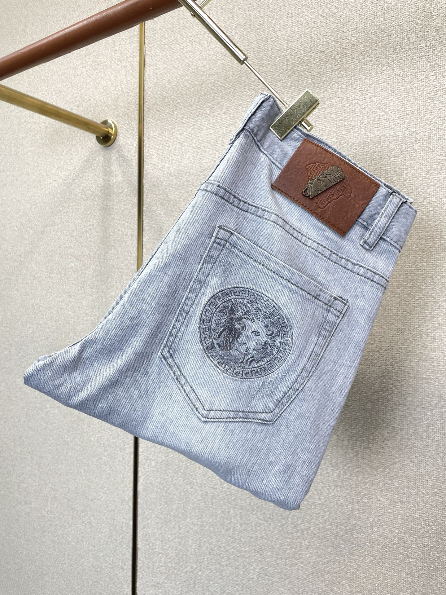 NO:937576,.Versace's new high-end version of casual jeans that everyone wants to sell. Customized fabrics at the counter. Highly breathable and comfortable, with impeccable details. The brand element design concept reflects high quality. It feels delicate and soft!  It presents a casual cut and the upper body shape is awesome!  Code number 29-38,,versace,versace,jeans,19860909.Versace范思哲砸锅卖铁都要上的新款新款休闲牛仔裤高端版本 专柜定制面料 透气舒适度高,细节无可挑剔,品牌元素设计理念,体现高品质.手感细腻柔软！呈现休闲裁剪,上身版型超赞！码数29-38,,versace,versace,jeans,,Men's clothing